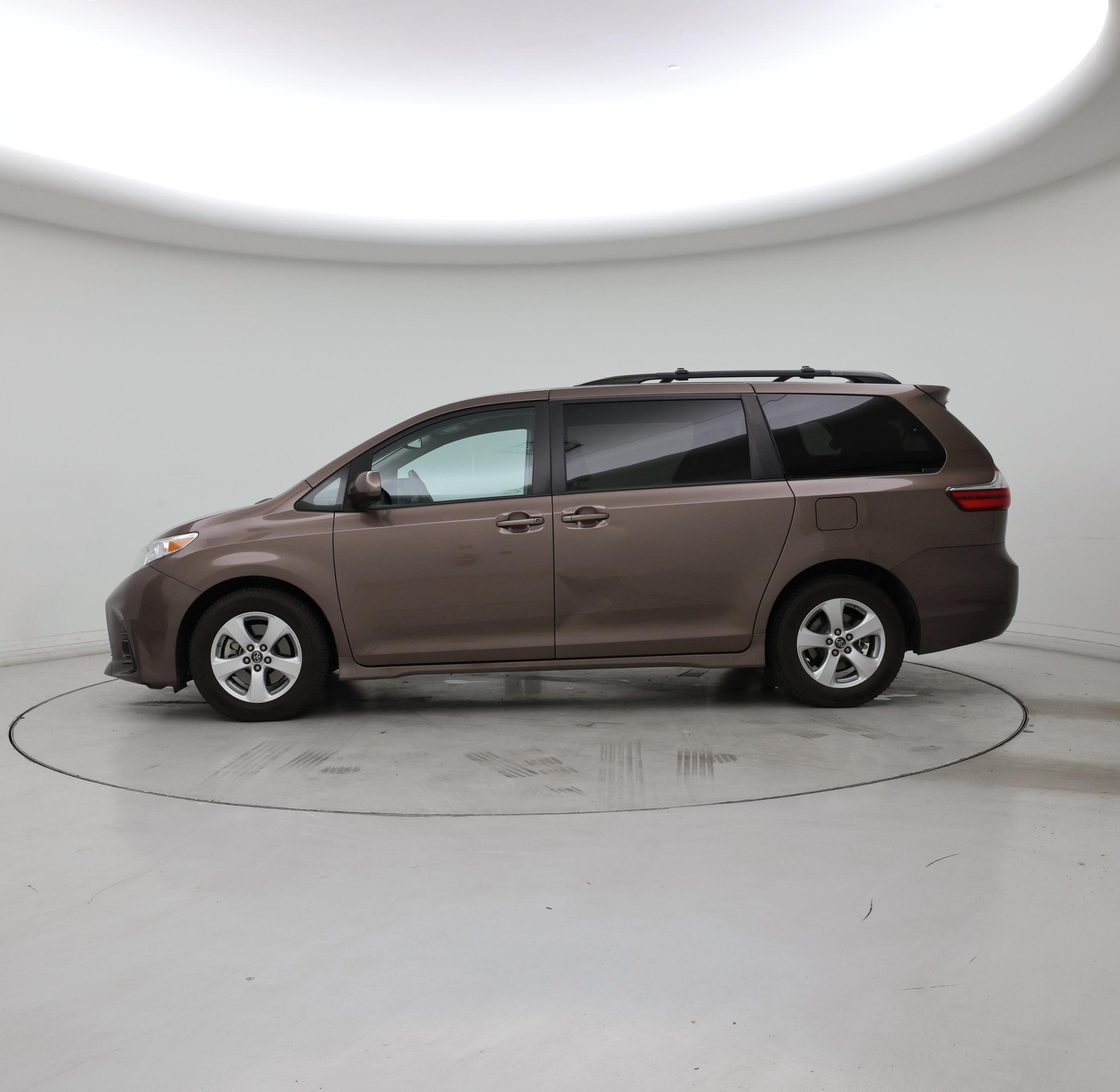 Thumbnail: 2018 Toyota Sienna - 3
