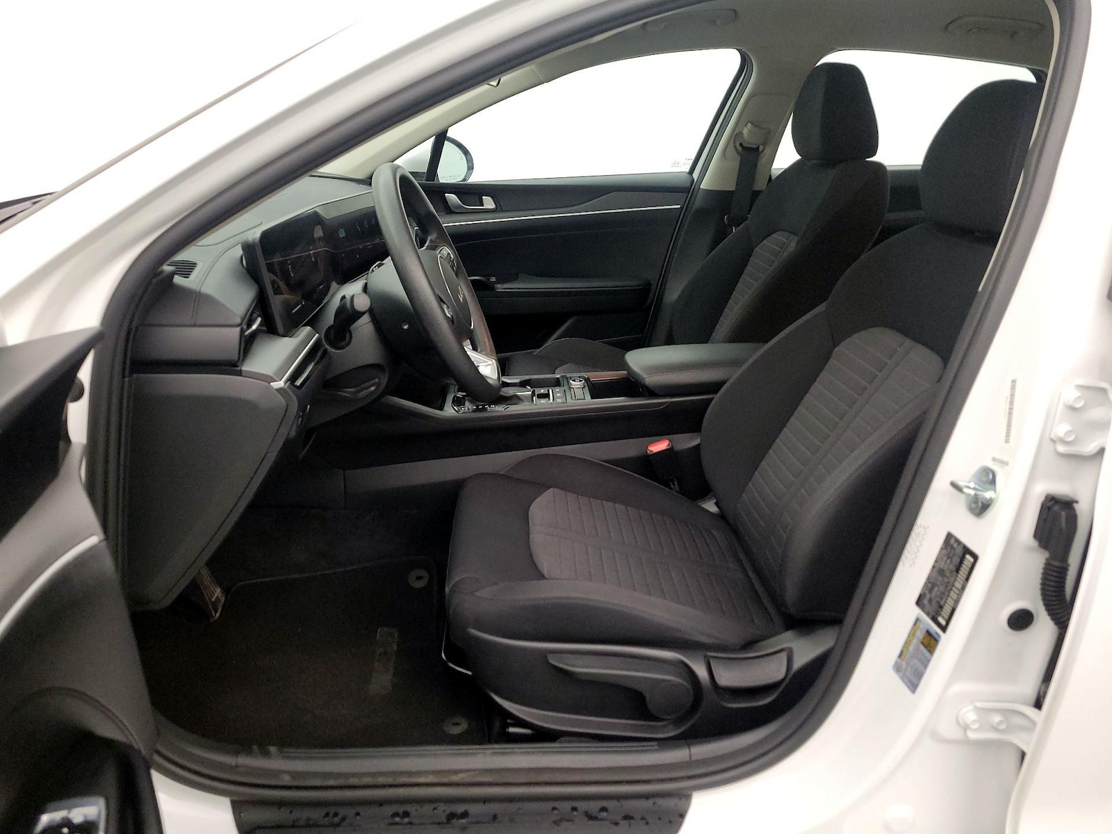 2025 Kia K5 LXS - Photo 12