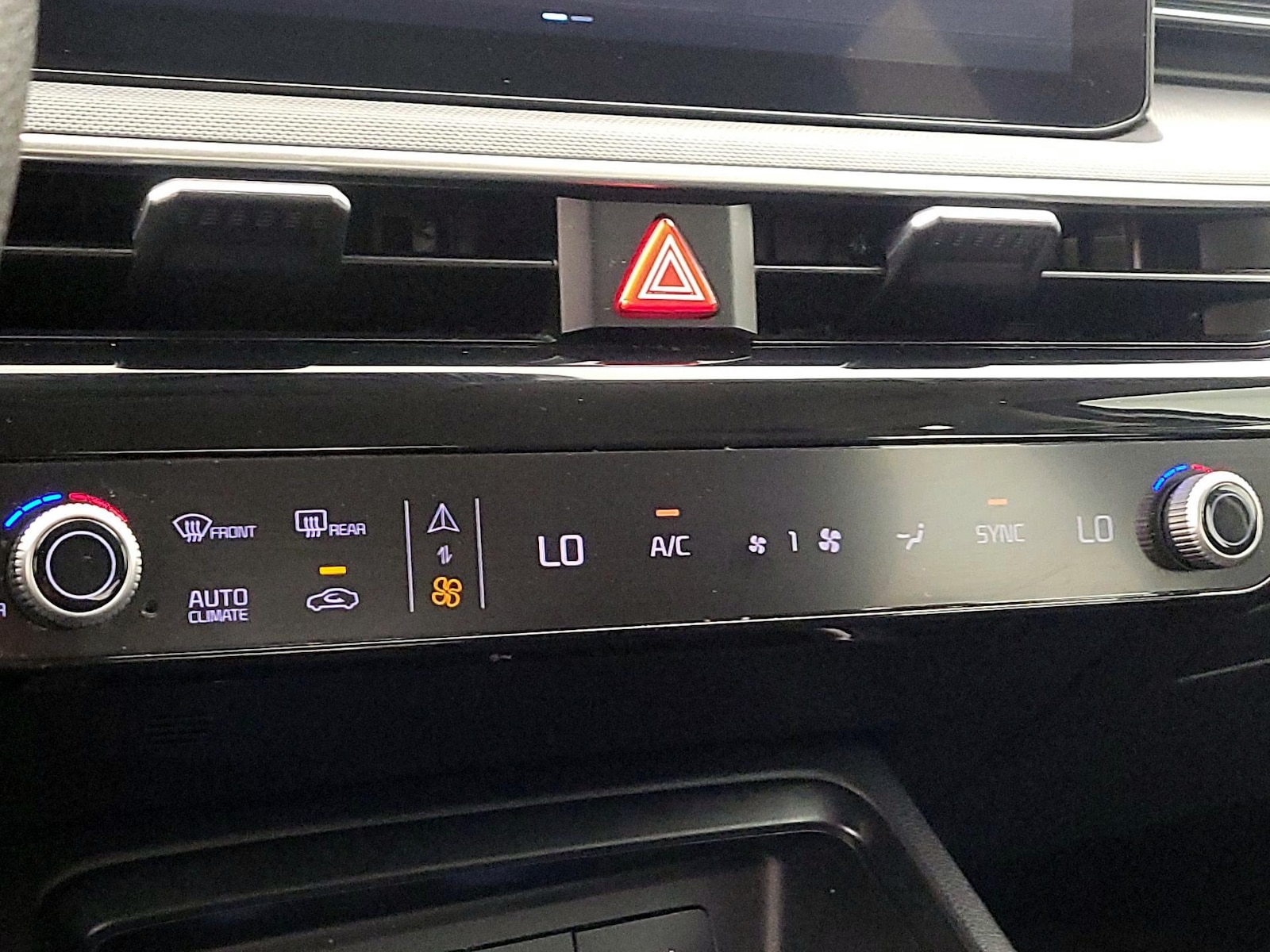 2025 Kia K5 LXS - Photo 17