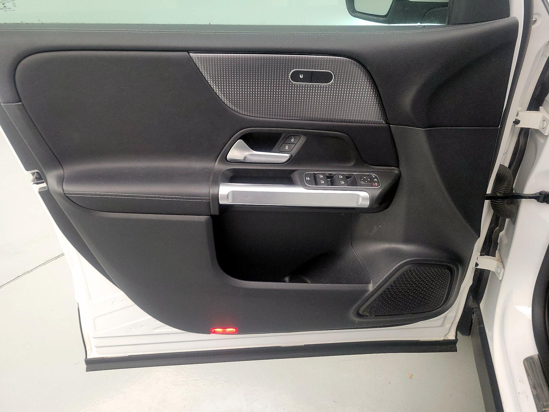 Thumbnail: 2022 Mercedes-Benz GLB - 12