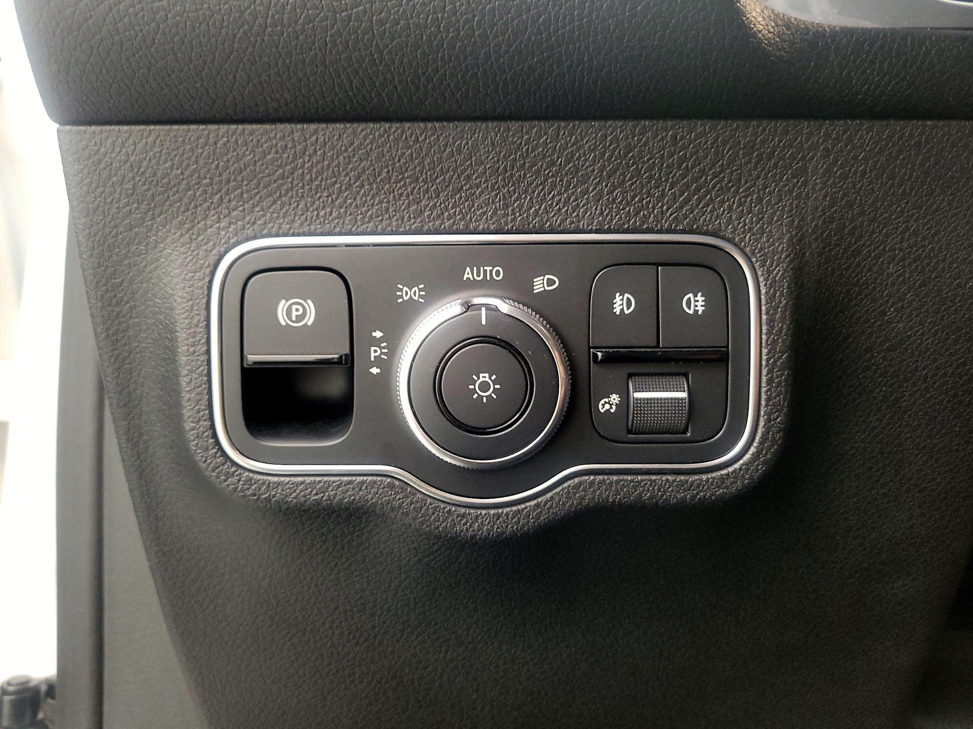 Thumbnail: 2022 Mercedes-Benz GLB - 13