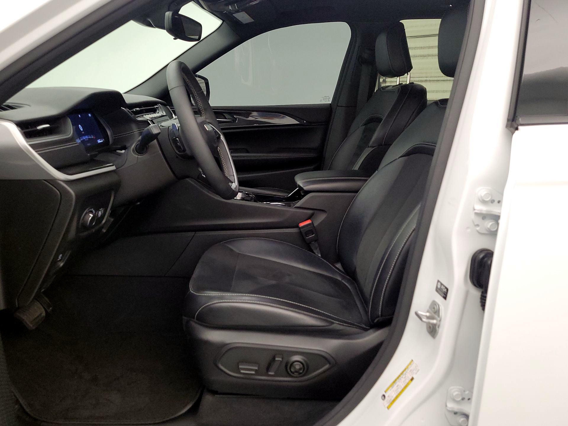 Thumbnail: 2023 Jeep Grand Cherokee - 11