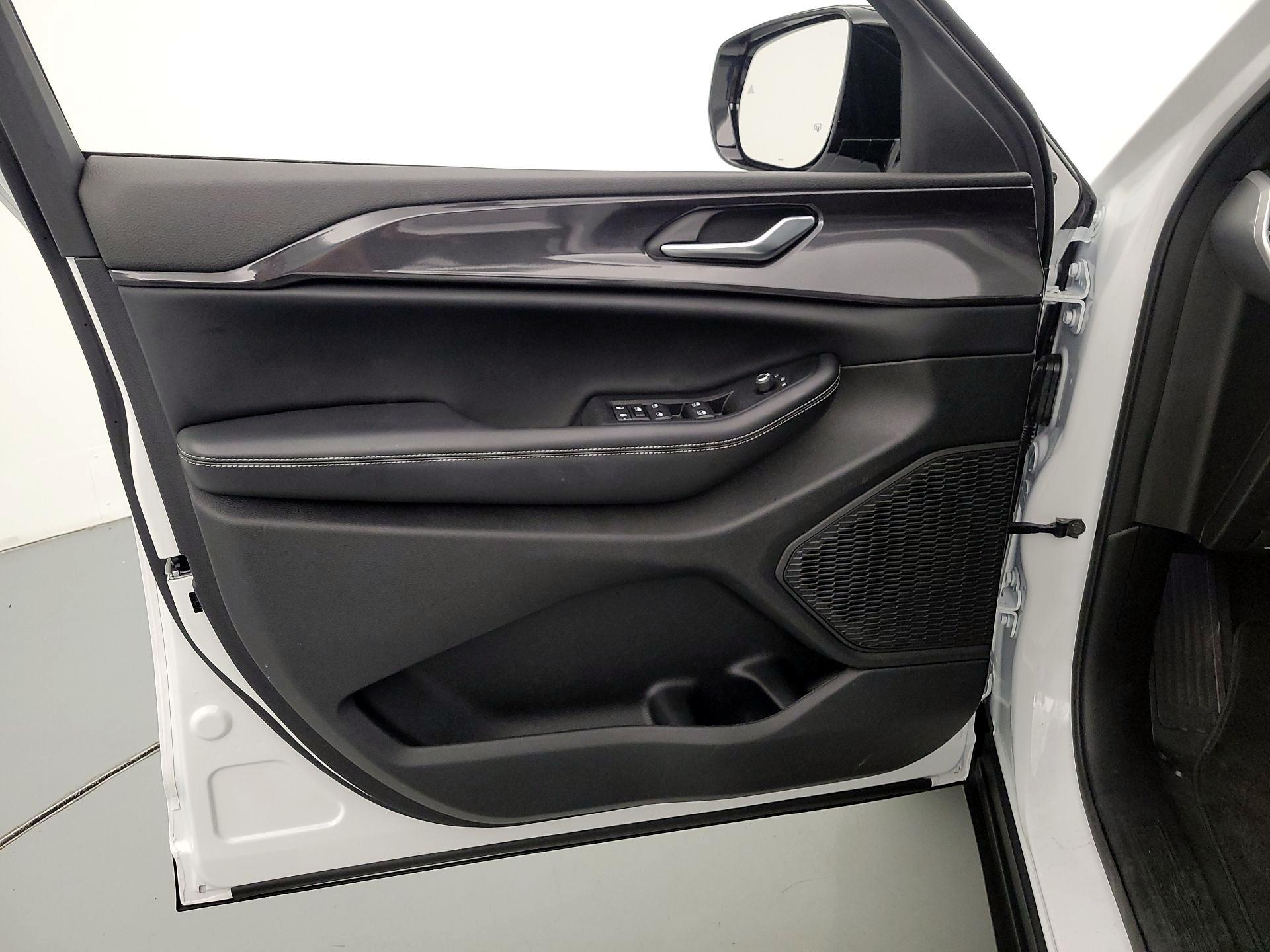 Thumbnail: 2023 Jeep Grand Cherokee - 12