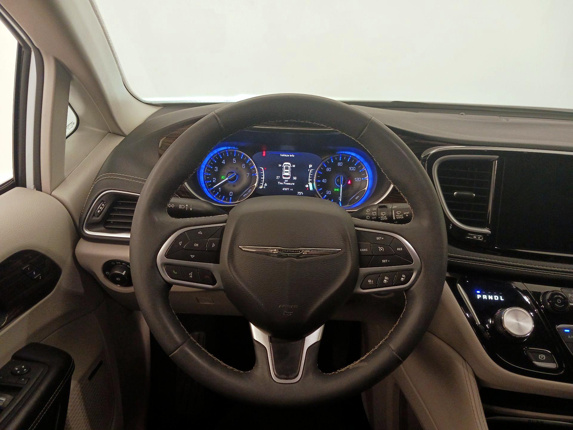 Thumbnail: 2022 Chrysler Pacifica - 10