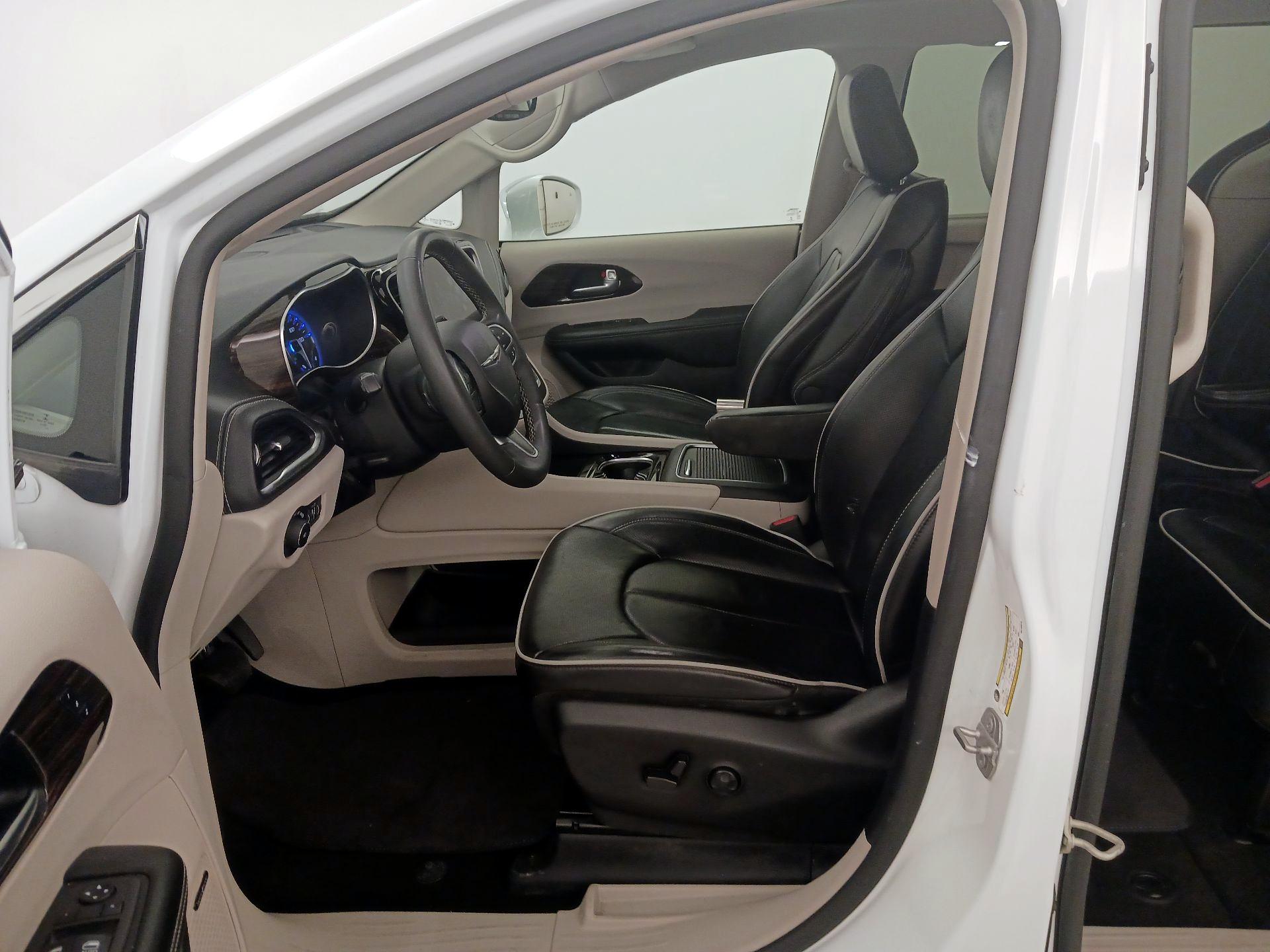 Thumbnail: 2022 Chrysler Pacifica - 11