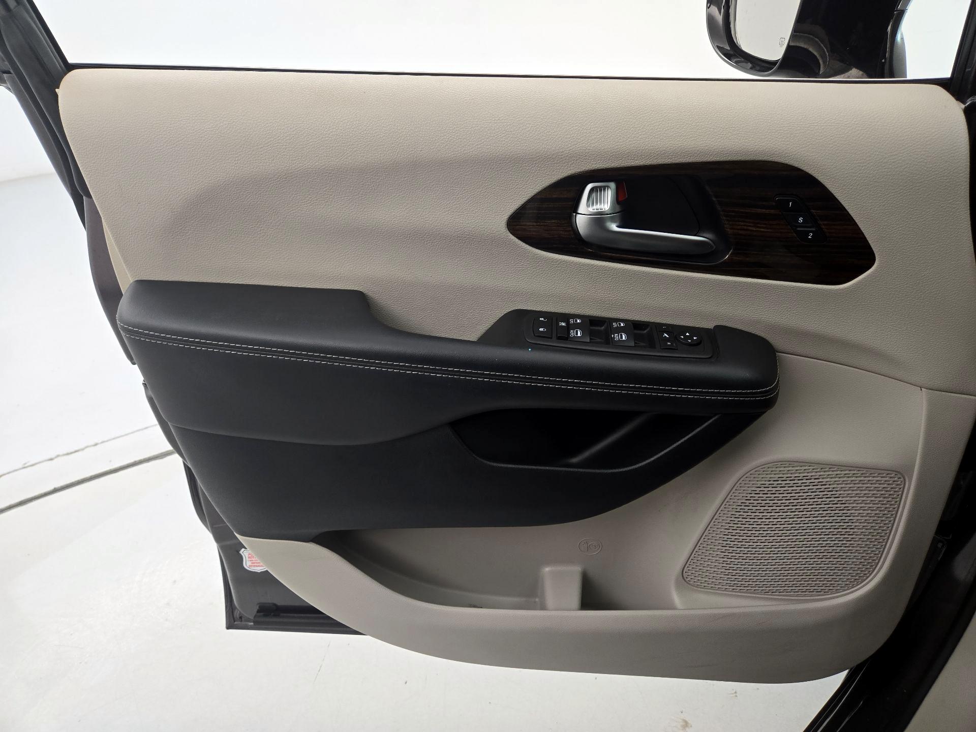 Thumbnail: 2023 Chrysler Pacifica - 12