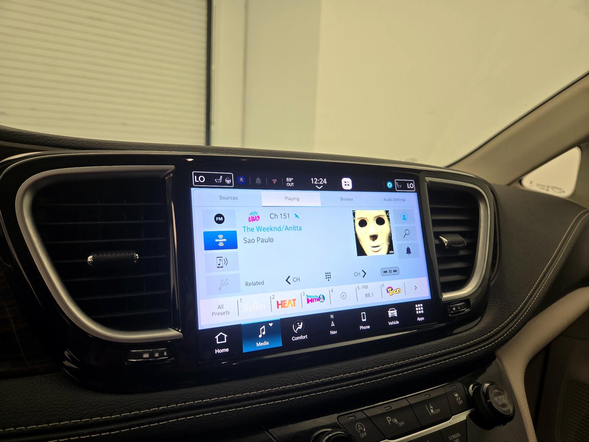 Thumbnail: 2023 Chrysler Pacifica - 16