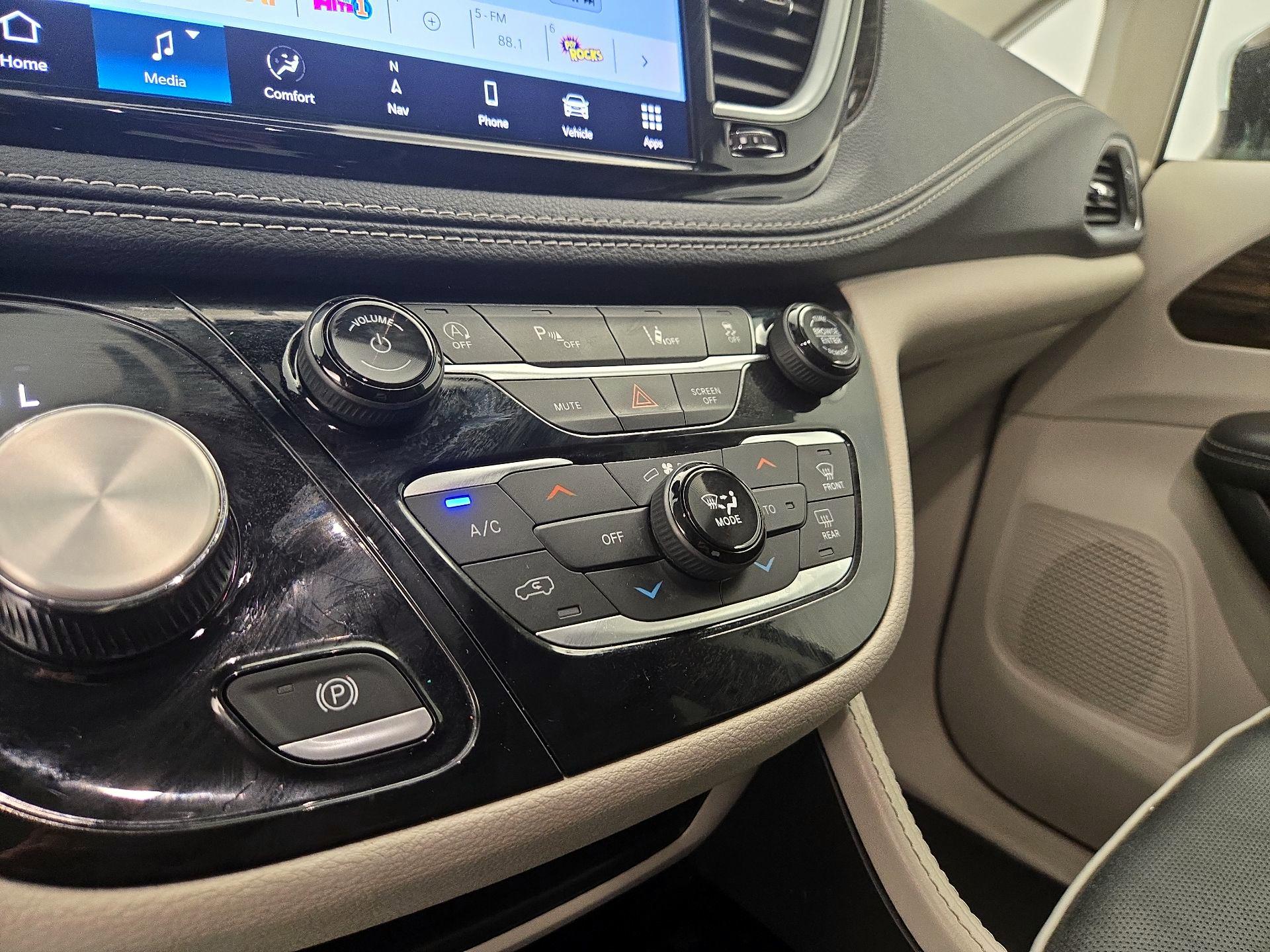 Thumbnail: 2023 Chrysler Pacifica - 17