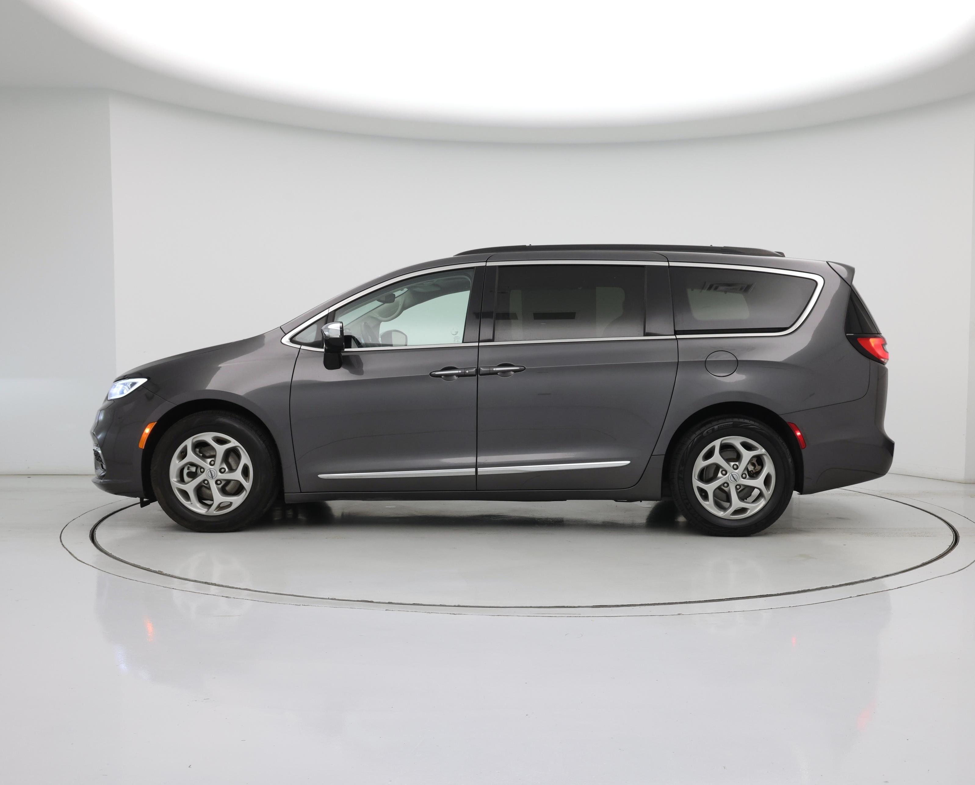 Thumbnail: 2023 Chrysler Pacifica - 3