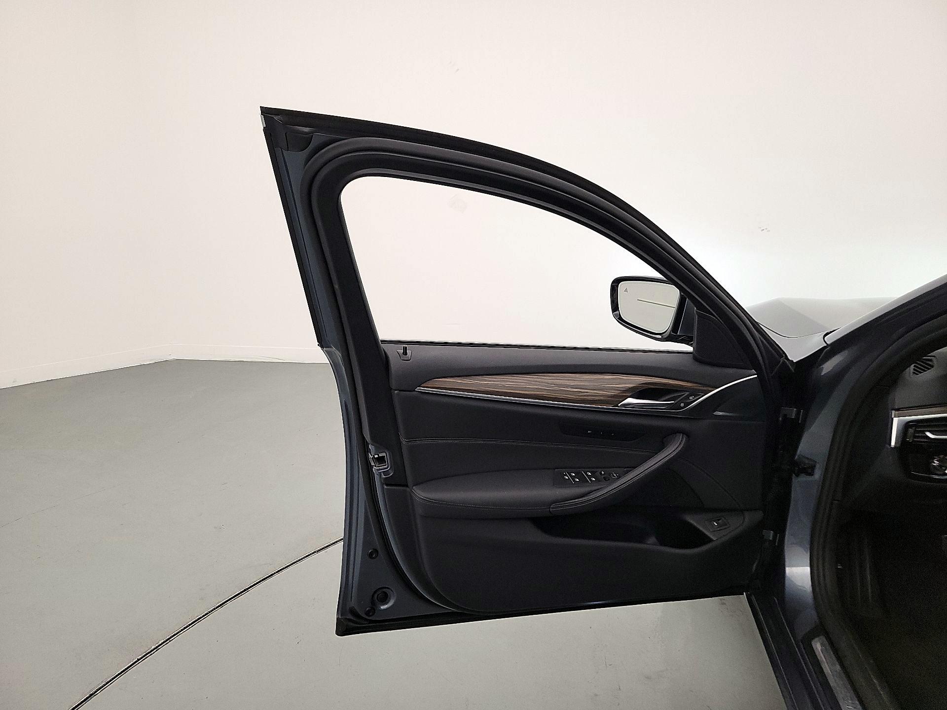 Thumbnail: 2022 BMW 5 Series - 12