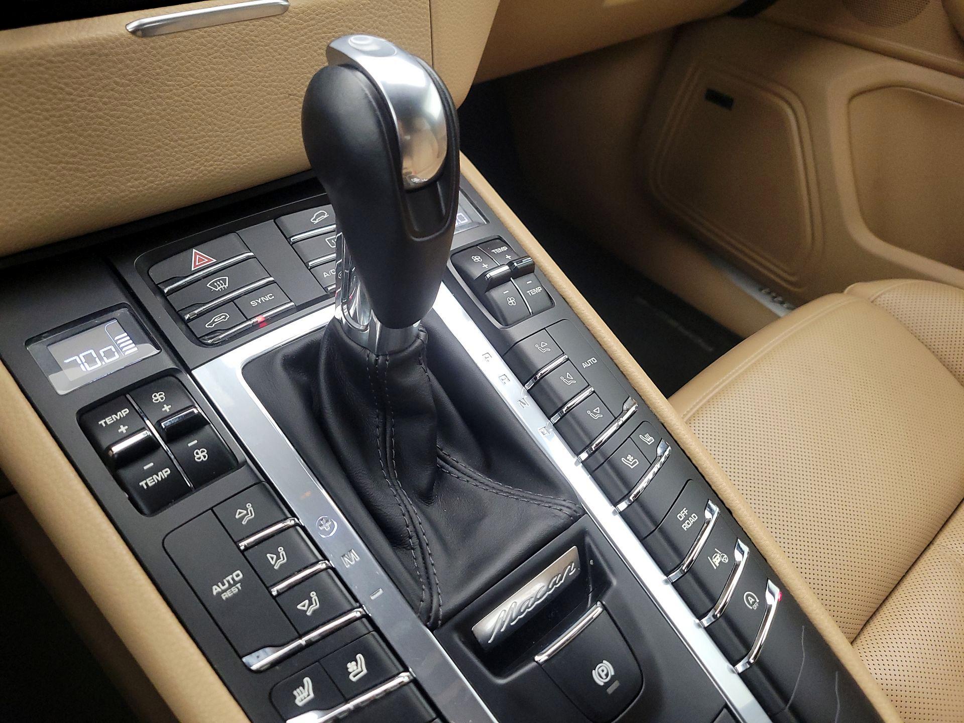 Thumbnail: 2018 Porsche Macan - 18