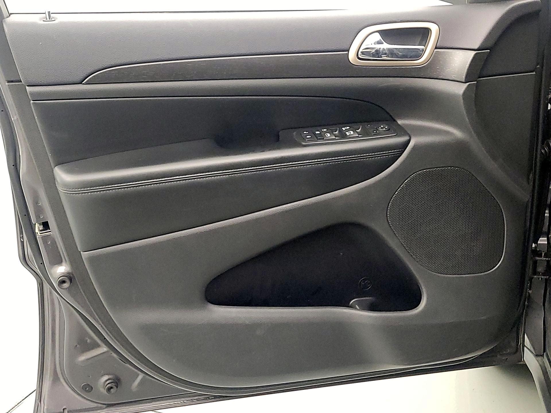 Thumbnail: 2015 Jeep Grand Cherokee - 12