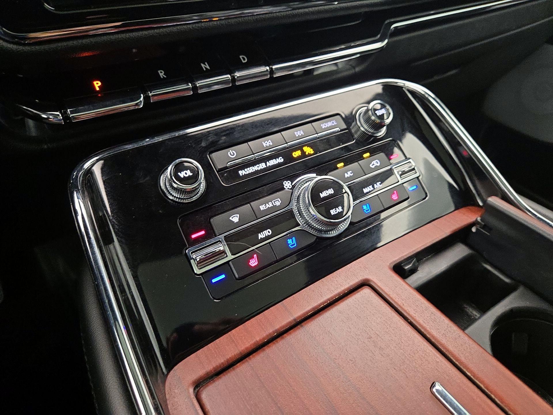 Thumbnail: 2021 Lincoln Navigator L - 17