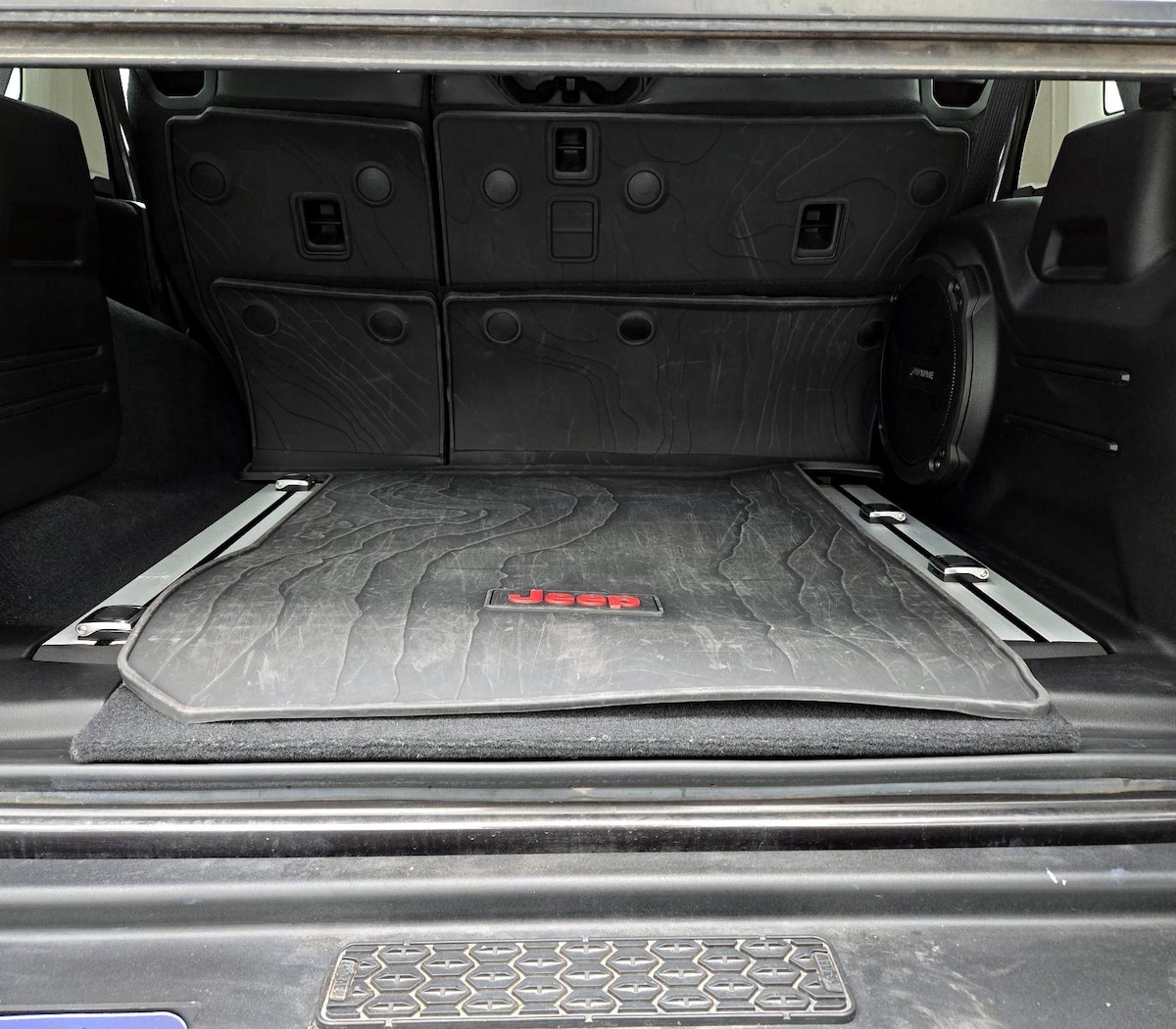 Trunk/Cargo (Seats Up)