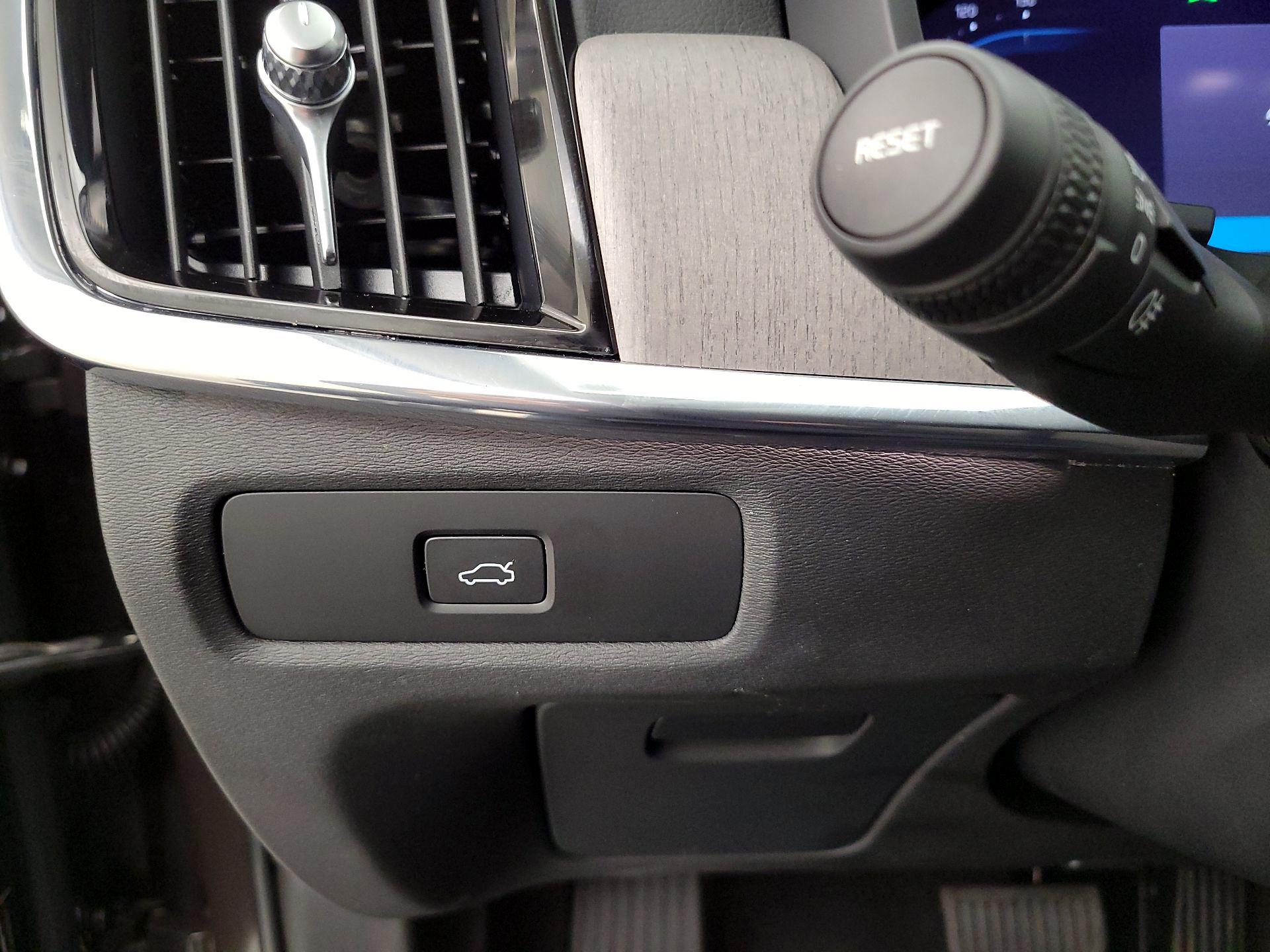 Thumbnail: 2023 Volvo S90 - 13