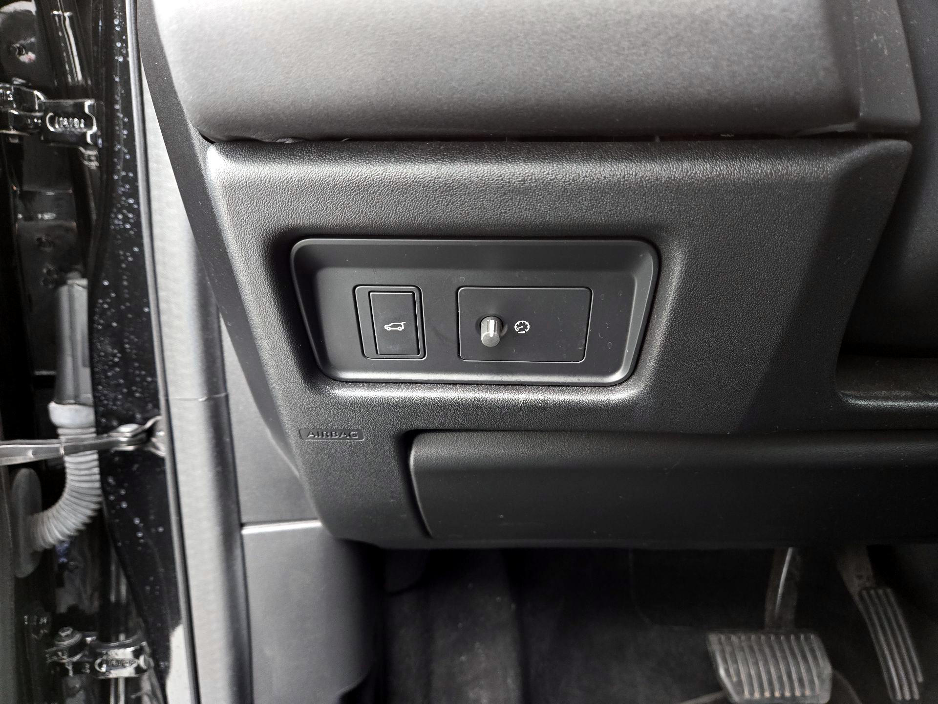 Thumbnail: 2019 Land Rover Discovery Sport - 13