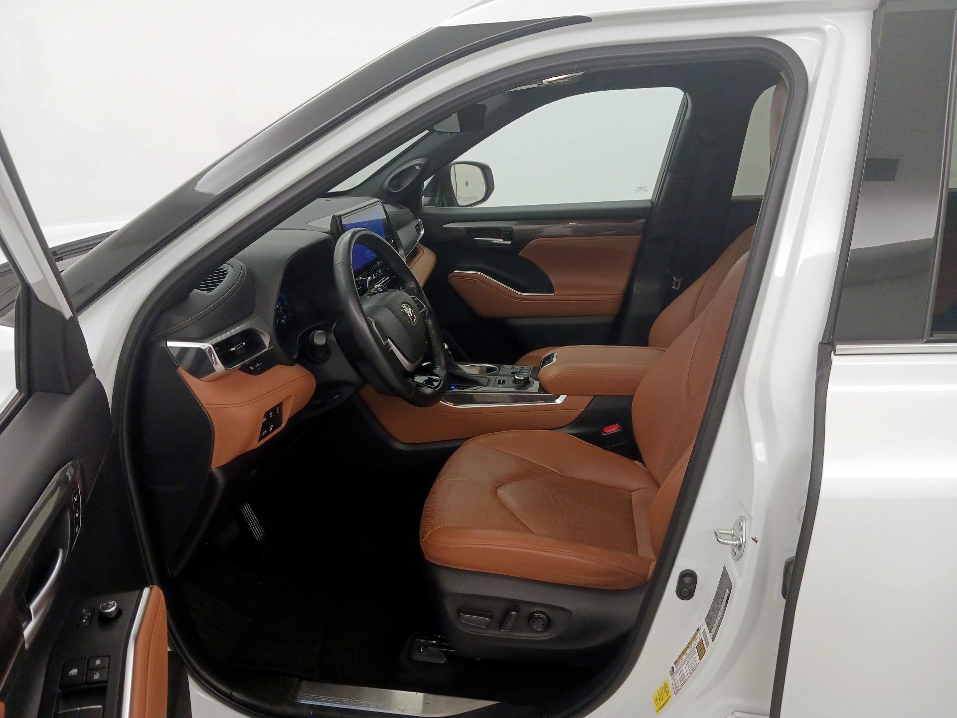 Thumbnail: 2023 Toyota Highlander - 11