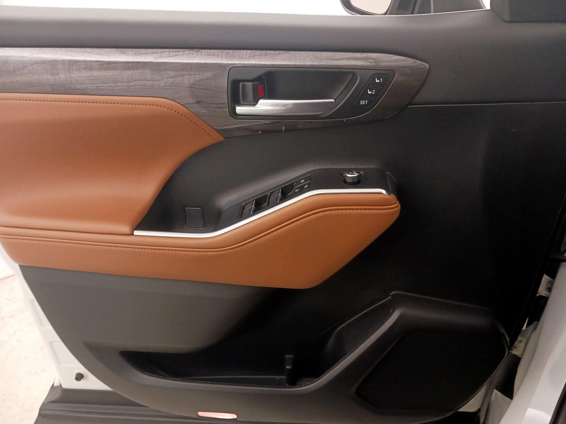 Thumbnail: 2023 Toyota Highlander - 12