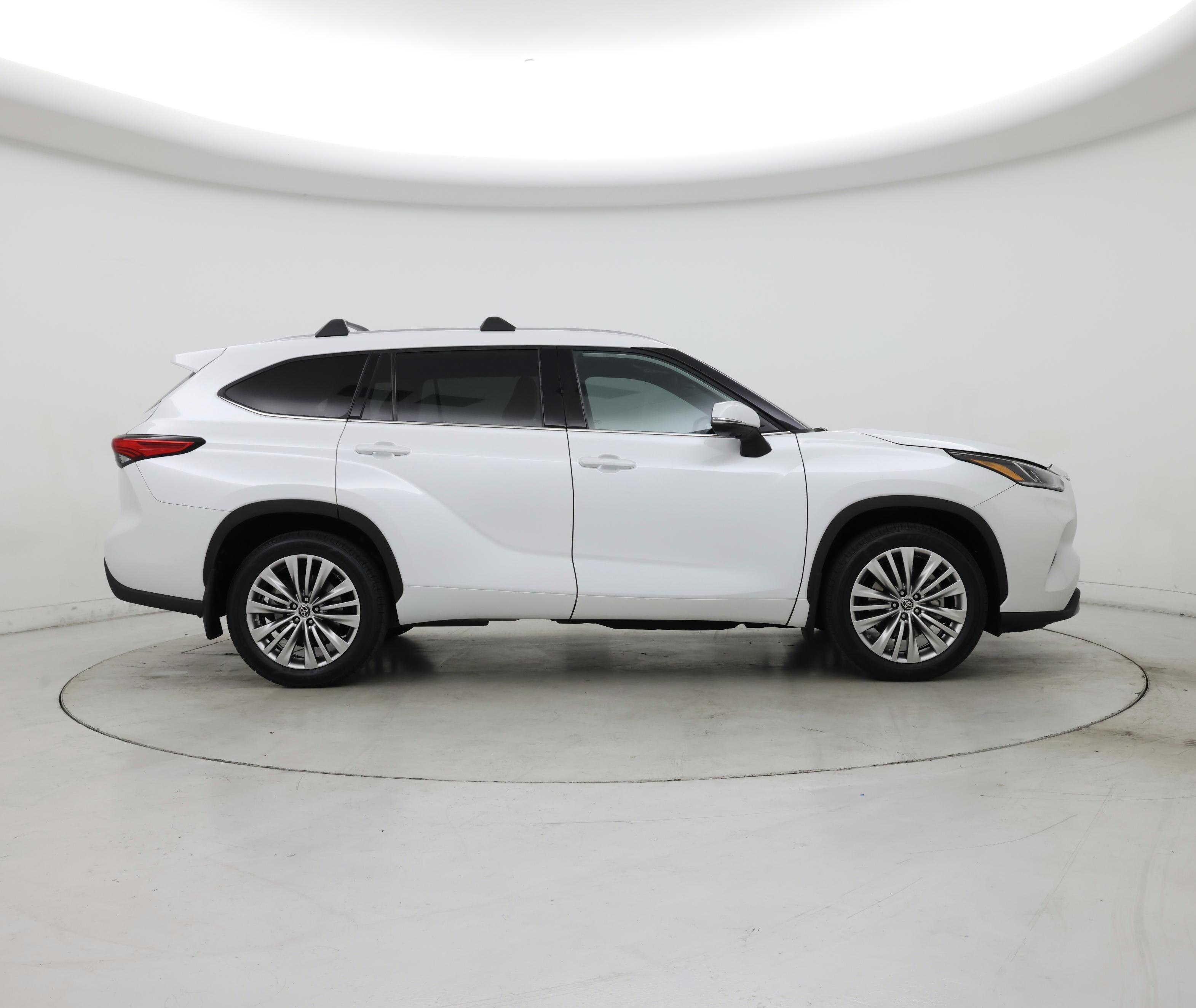 Thumbnail: 2023 Toyota Highlander - 7