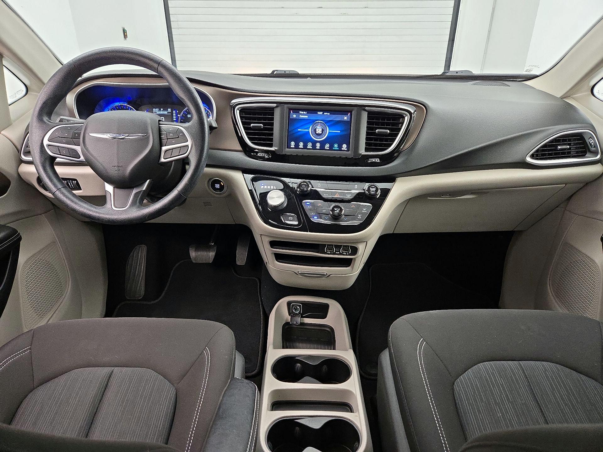 Thumbnail: 2021 Chrysler Voyager - 9