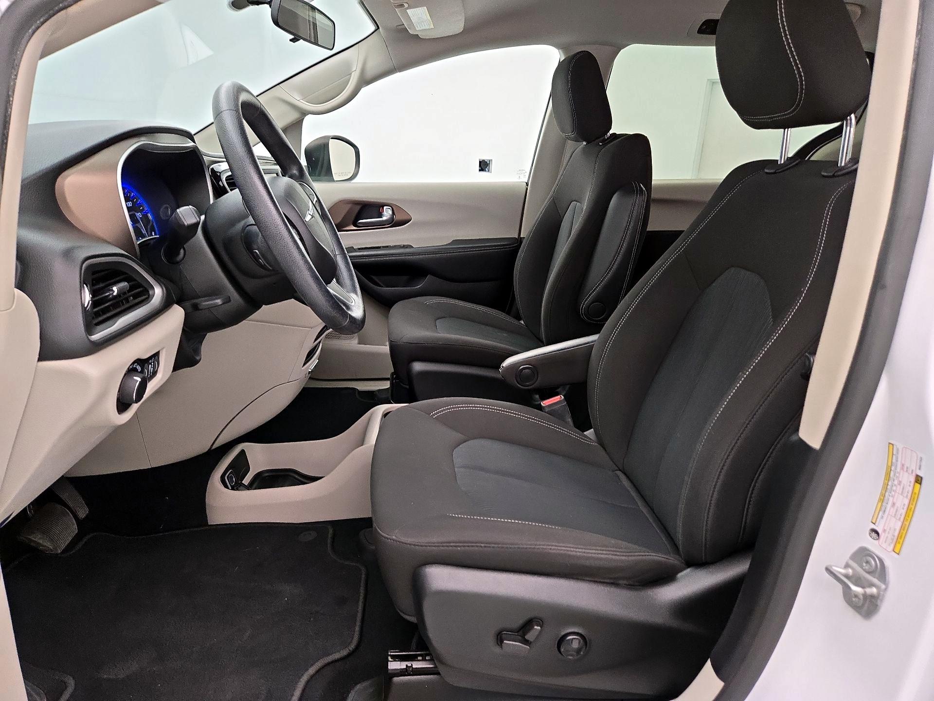 Thumbnail: 2021 Chrysler Voyager - 11