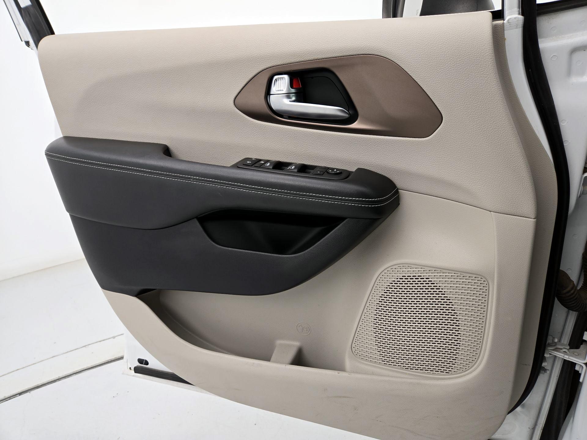 Thumbnail: 2021 Chrysler Voyager - 12