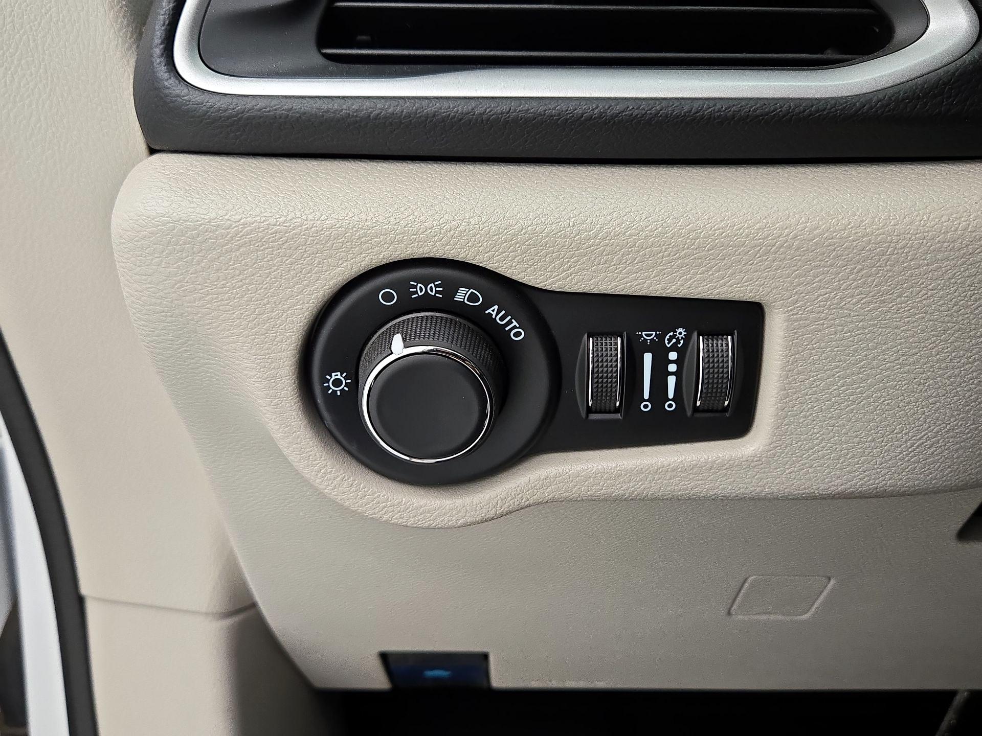 Thumbnail: 2021 Chrysler Voyager - 13