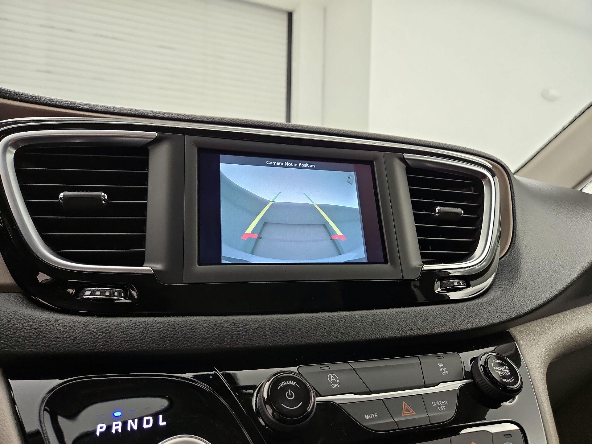 Thumbnail: 2021 Chrysler Voyager - 14