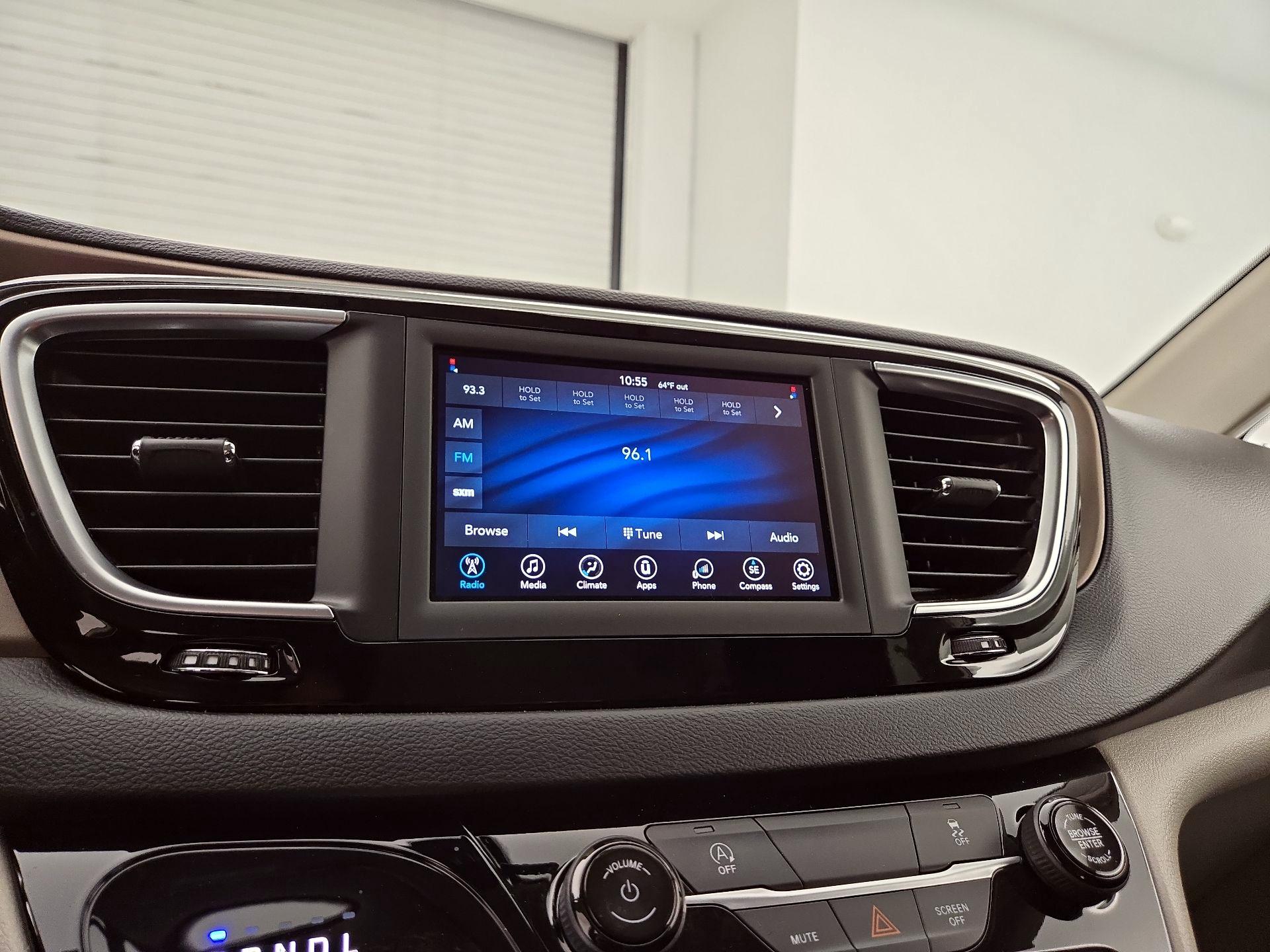 Thumbnail: 2021 Chrysler Voyager - 15