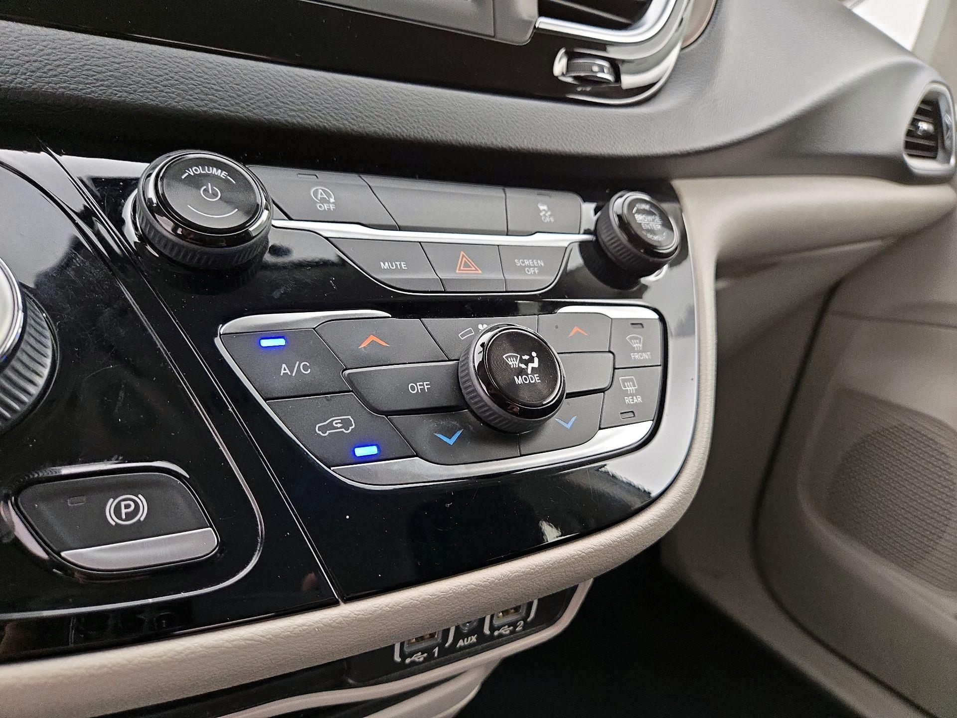 Thumbnail: 2021 Chrysler Voyager - 16