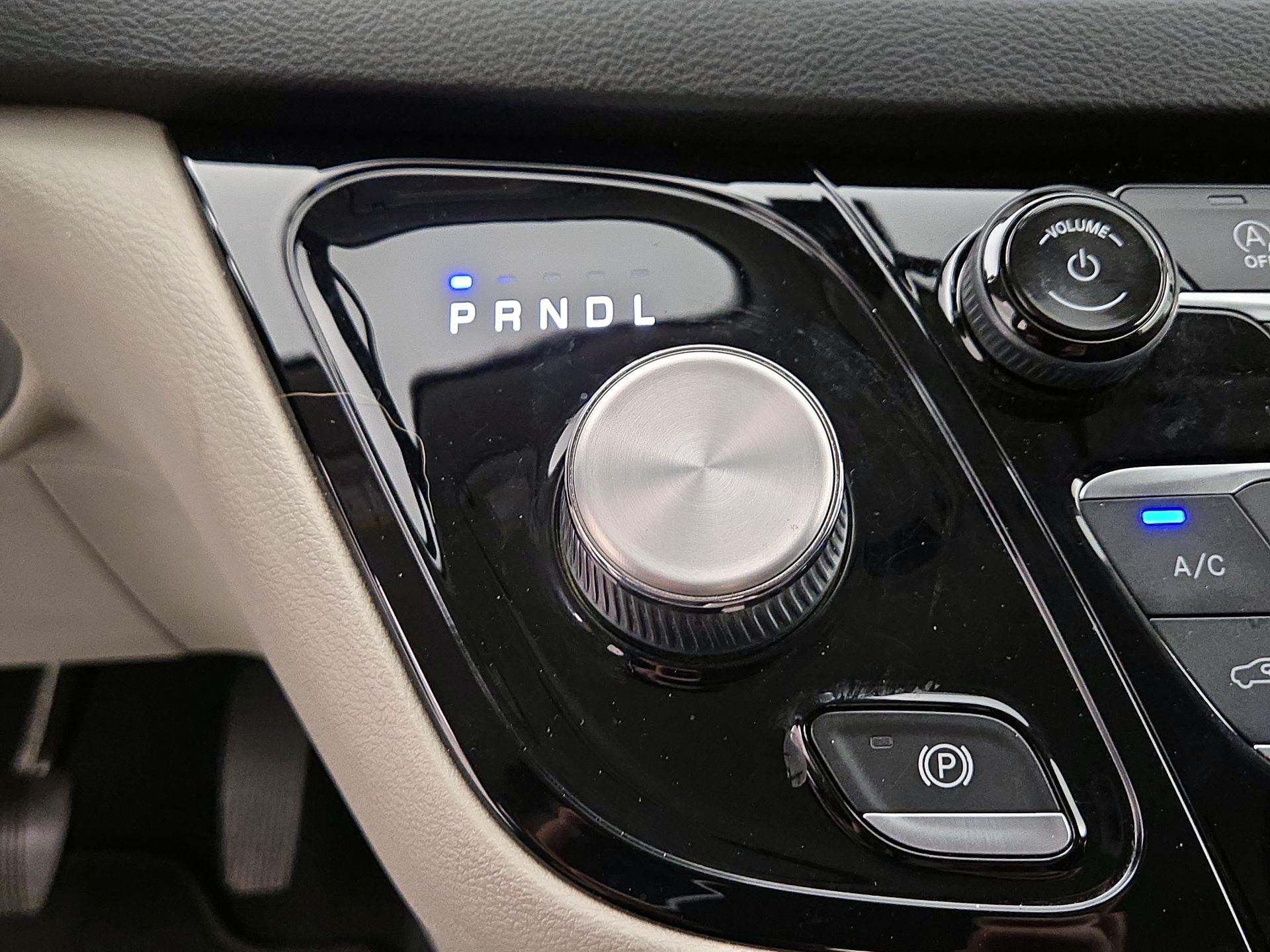 Thumbnail: 2021 Chrysler Voyager - 17