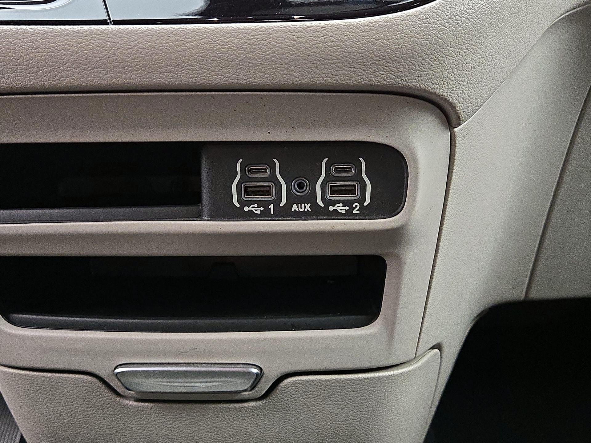 Thumbnail: 2021 Chrysler Voyager - 18