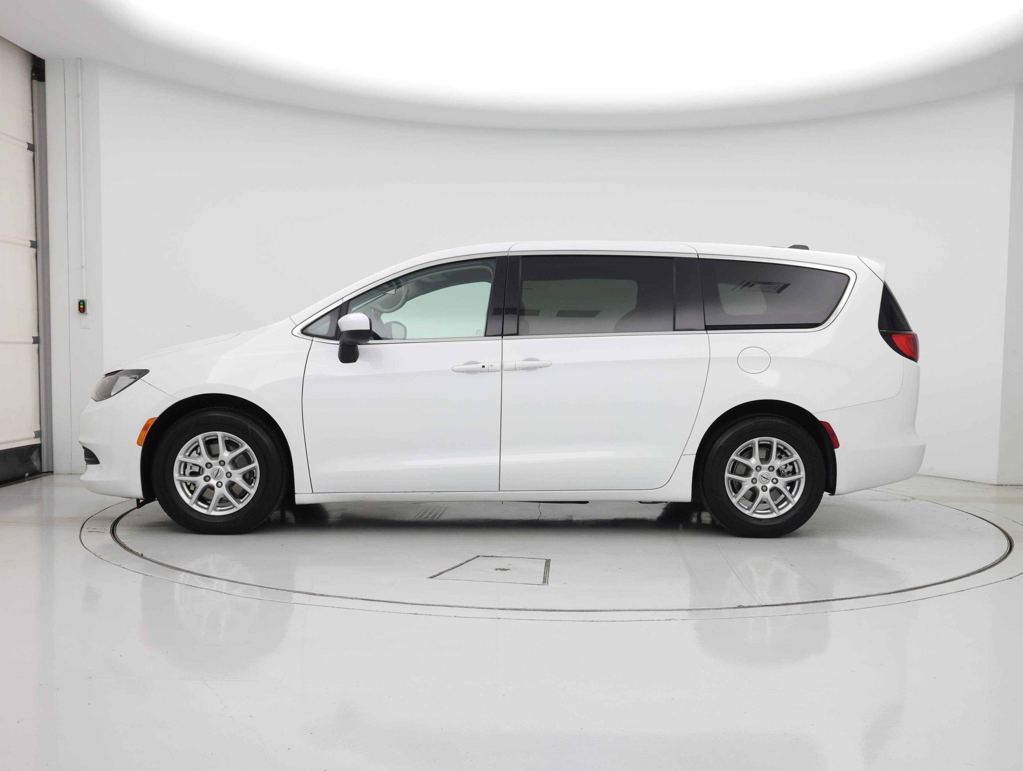 Thumbnail: 2021 Chrysler Voyager - 3