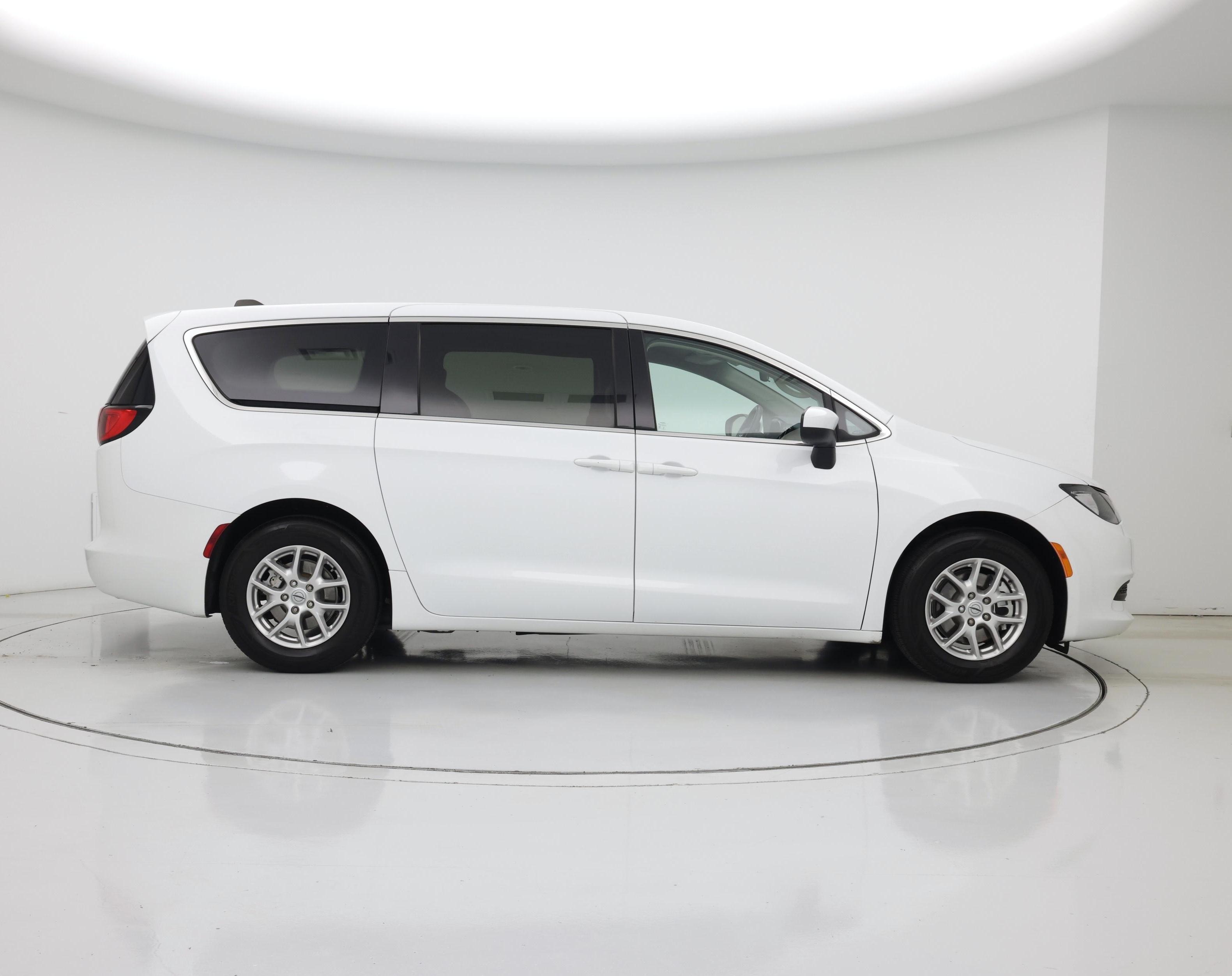 Thumbnail: 2021 Chrysler Voyager - 7