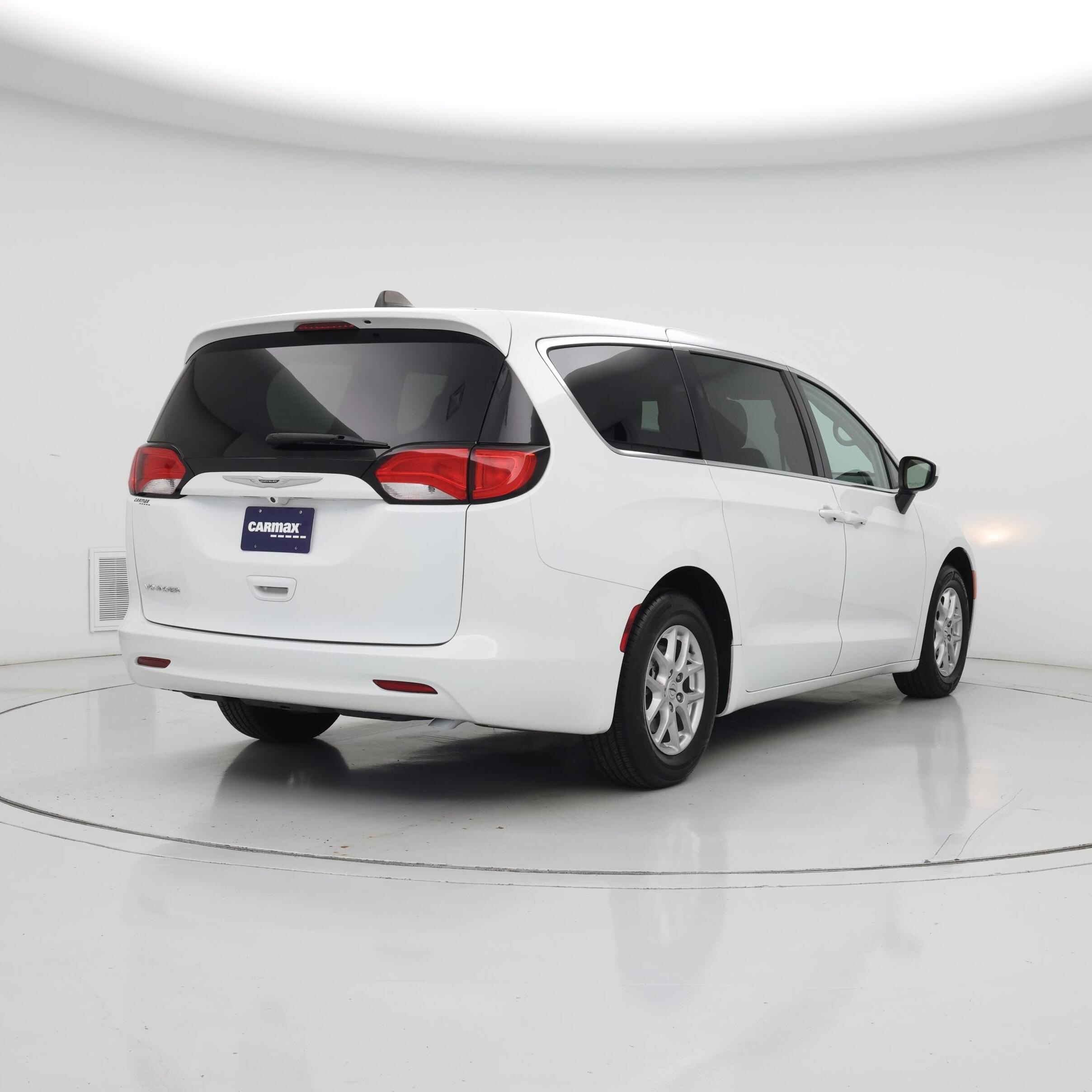 Thumbnail: 2021 Chrysler Voyager - 8