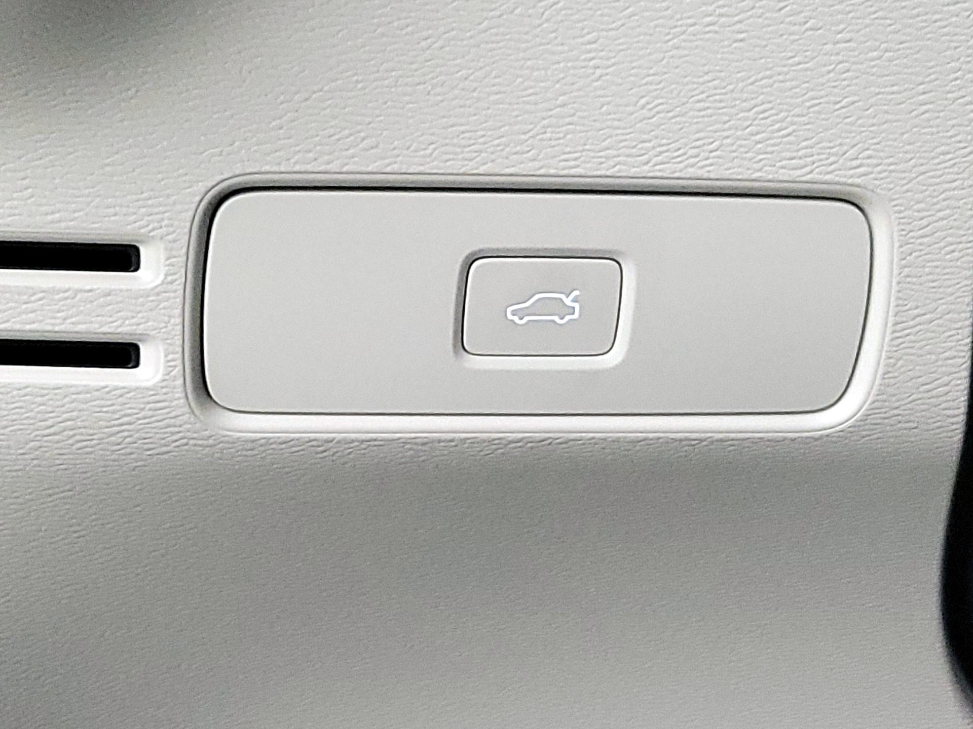 Thumbnail: 2024 Volvo XC40 - 13