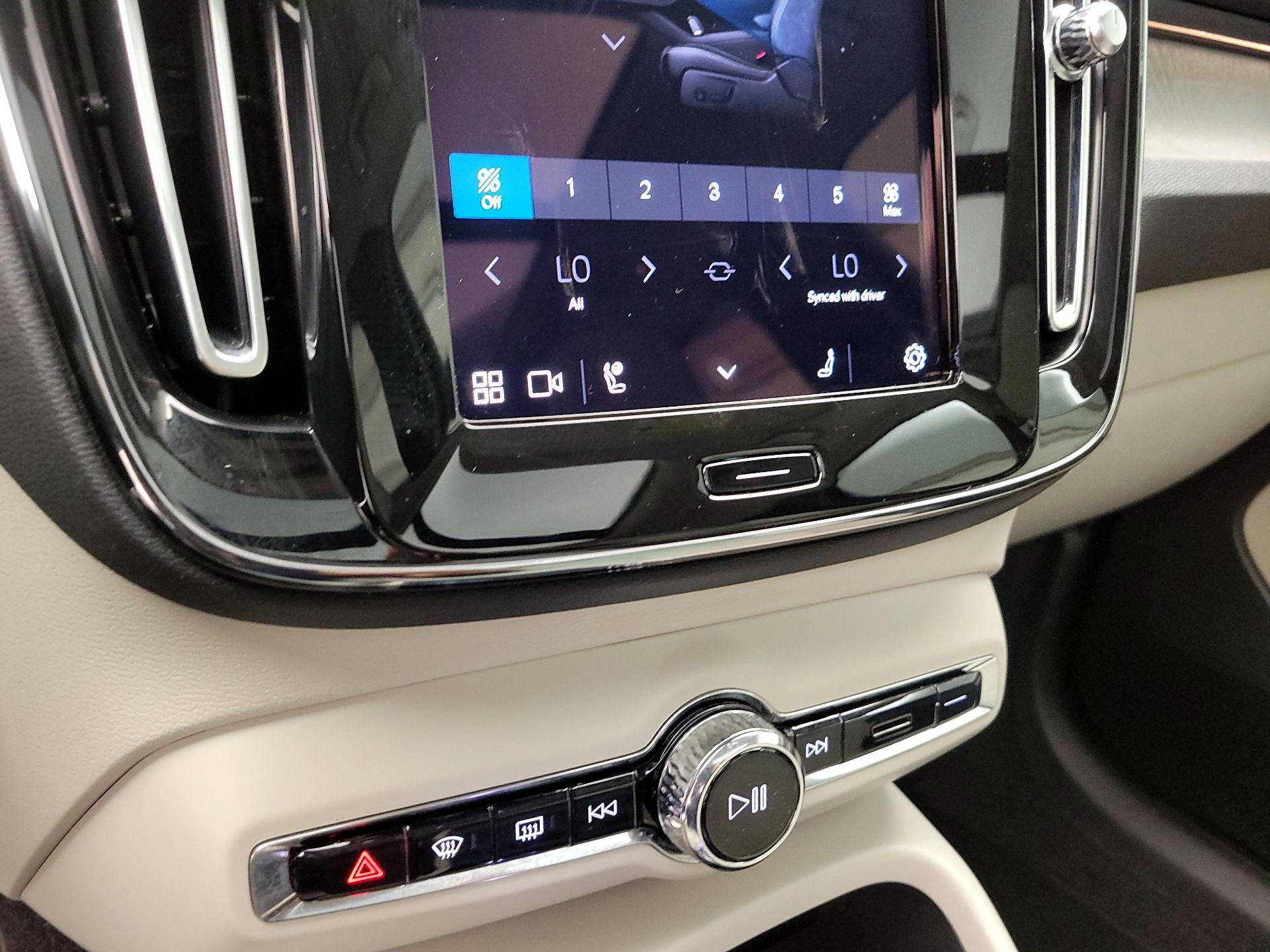 Thumbnail: 2024 Volvo XC40 - 16