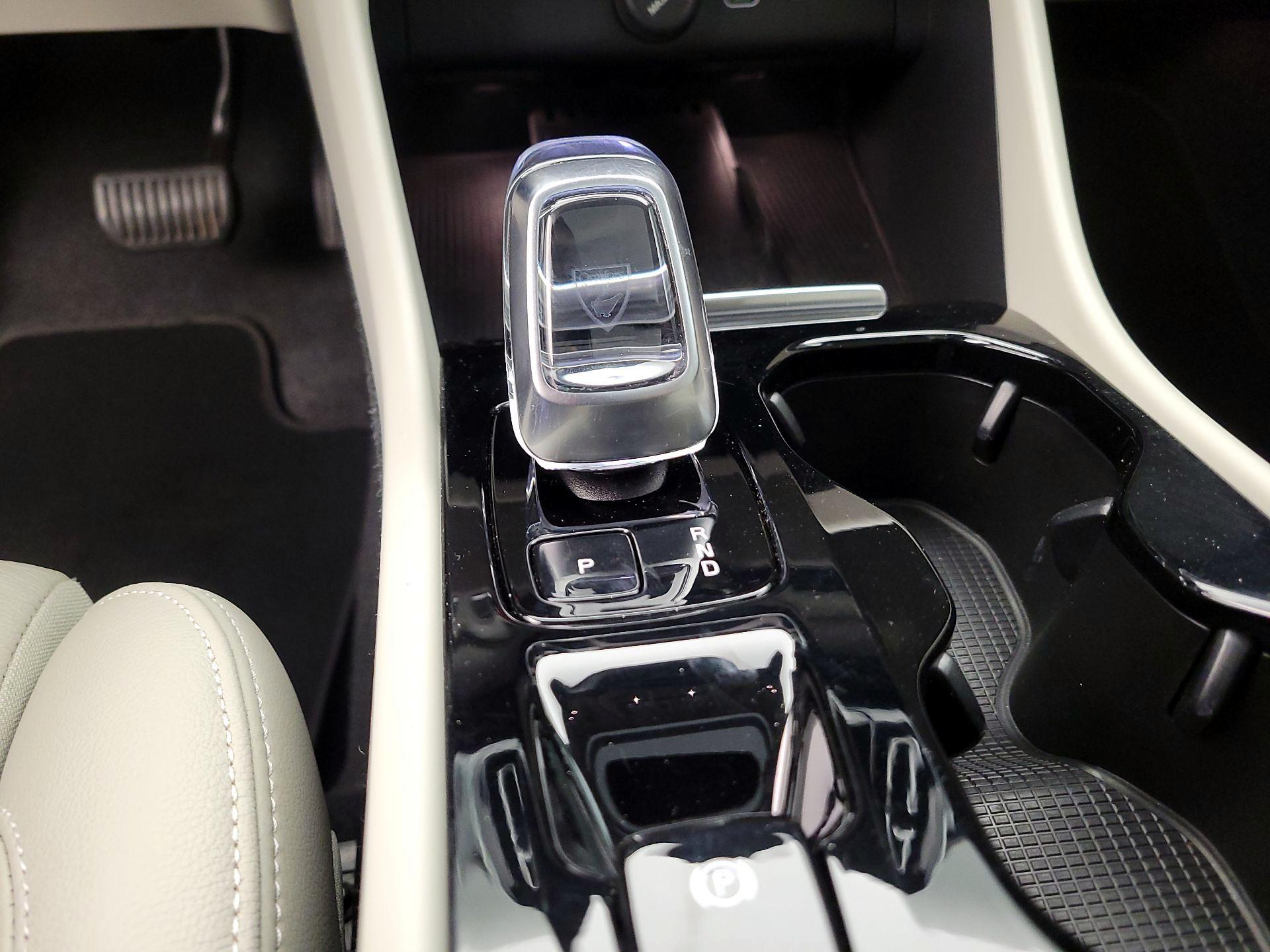 Thumbnail: 2024 Volvo XC40 - 17