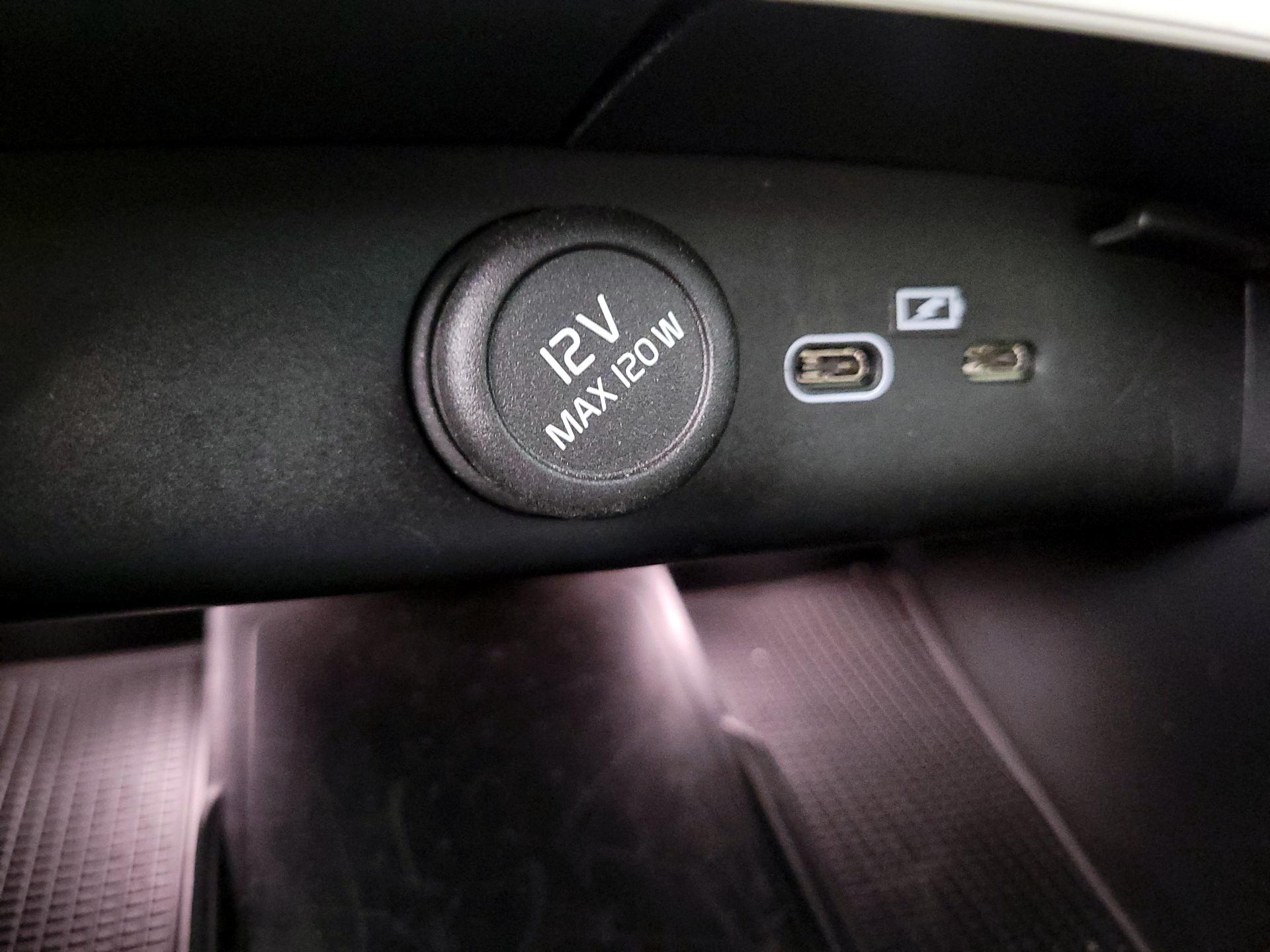 Thumbnail: 2024 Volvo XC40 - 18