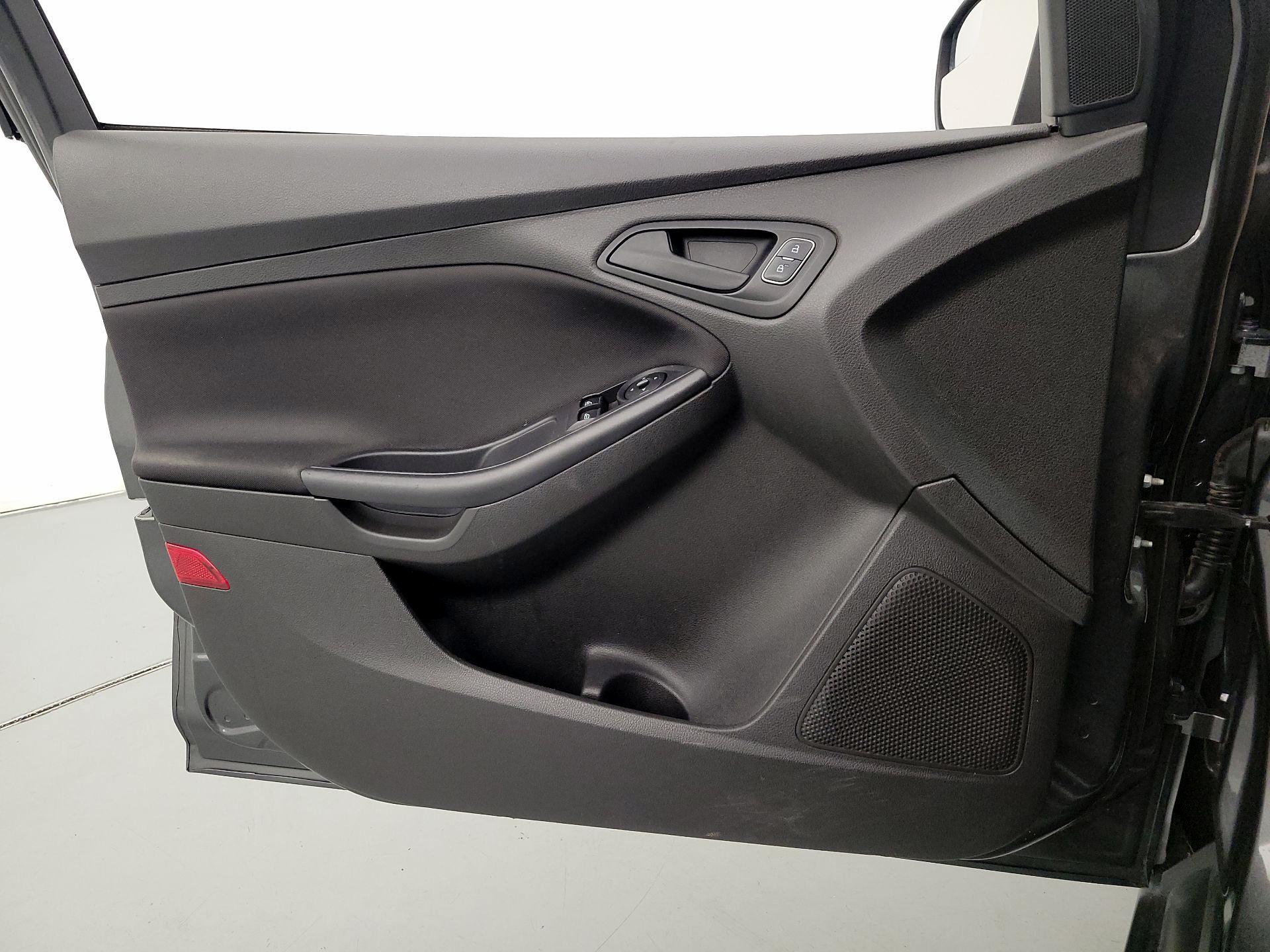 Thumbnail: 2016 Ford Focus - 12