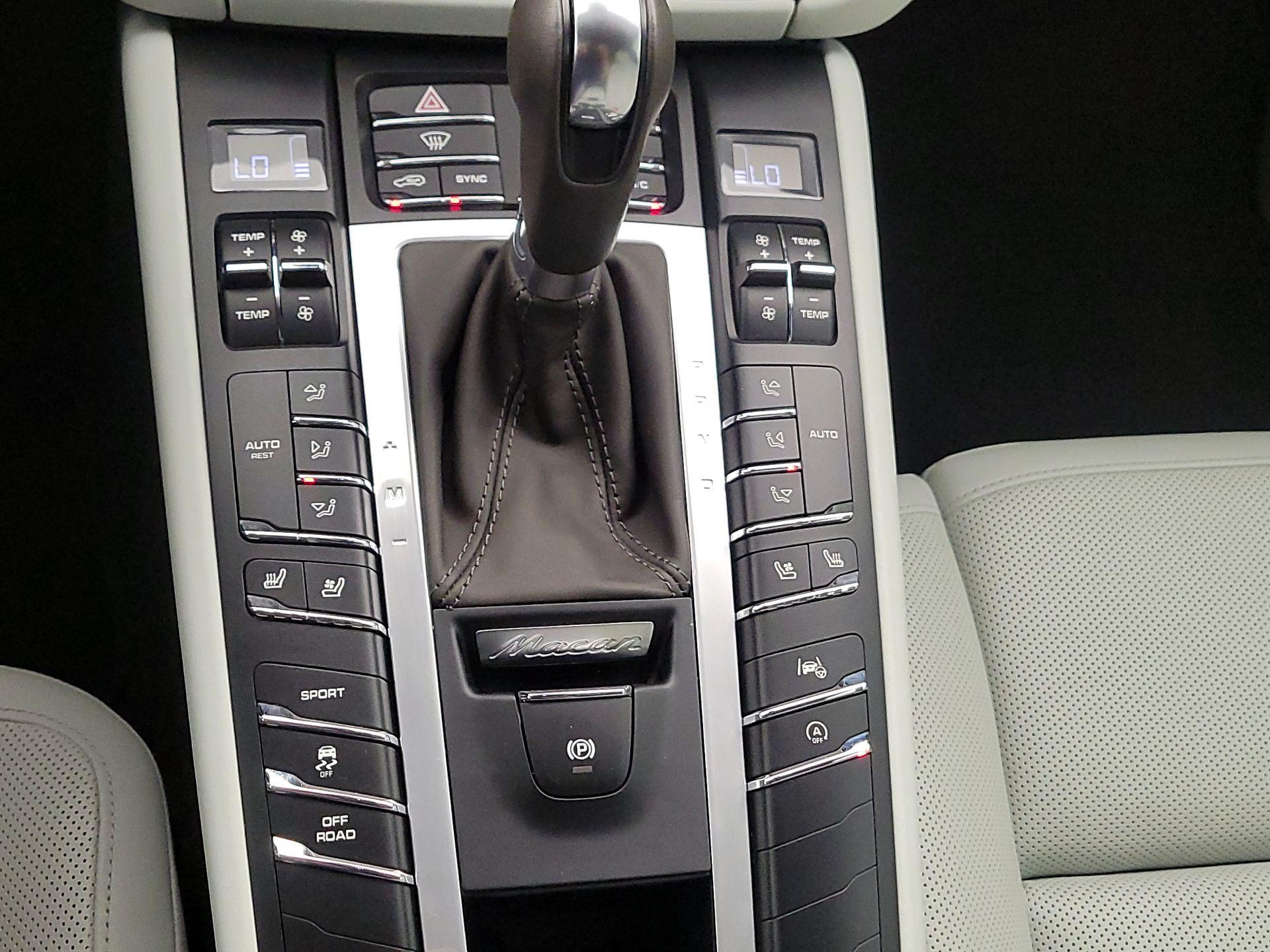 Thumbnail: 2020 Porsche Macan - 16