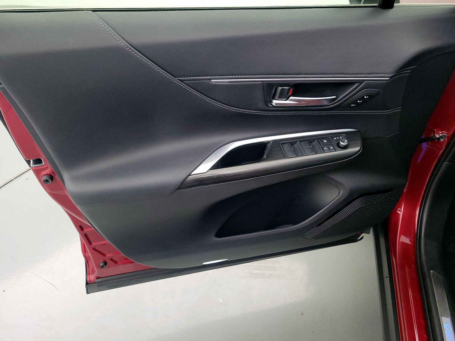 Thumbnail: 2022 Toyota Venza - 12