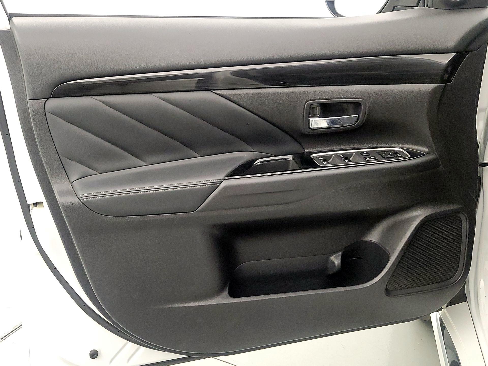 Thumbnail: 2018 Mitsubishi Outlander - 12