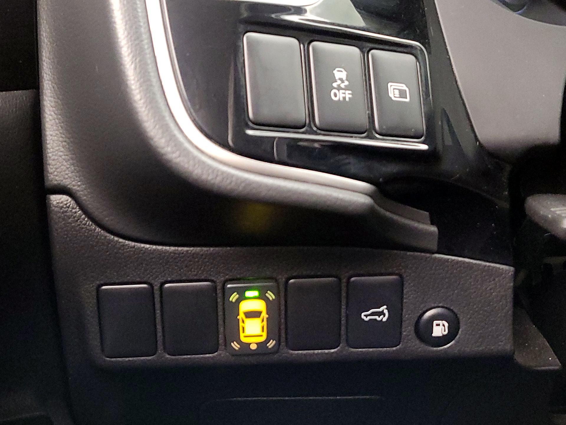 Thumbnail: 2018 Mitsubishi Outlander - 13