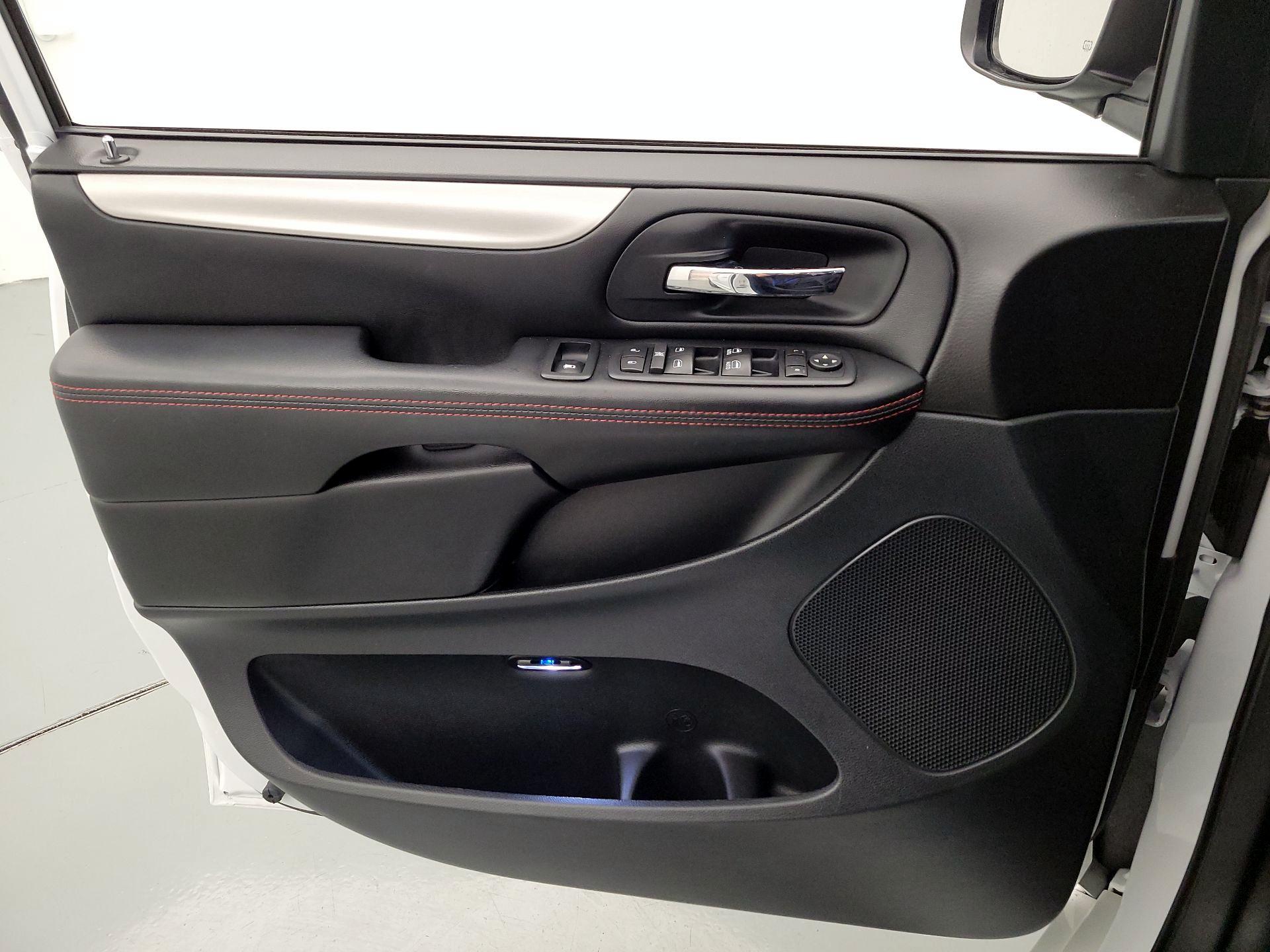 Thumbnail: 2017 Dodge Grand Caravan - 12