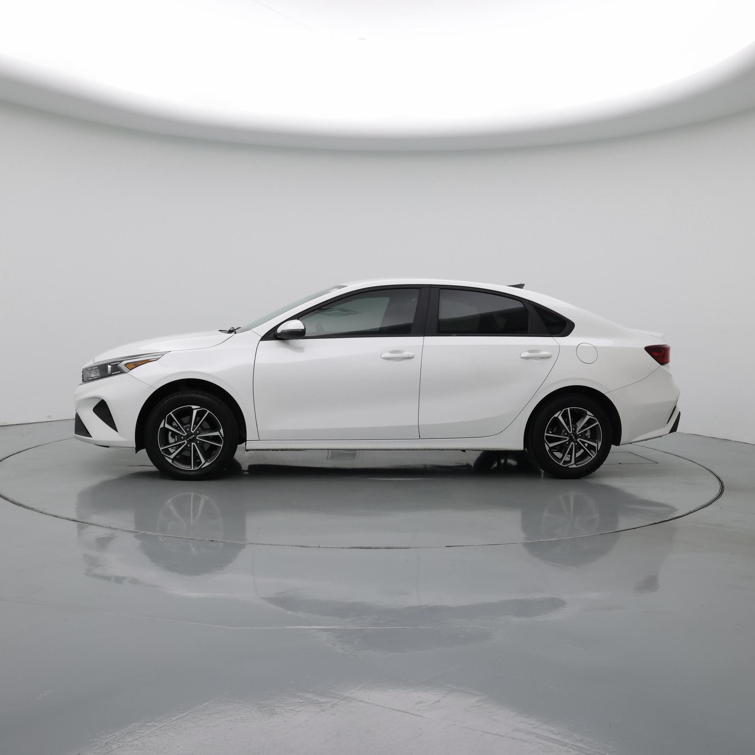 Thumbnail: 2022 Kia Forte - 3