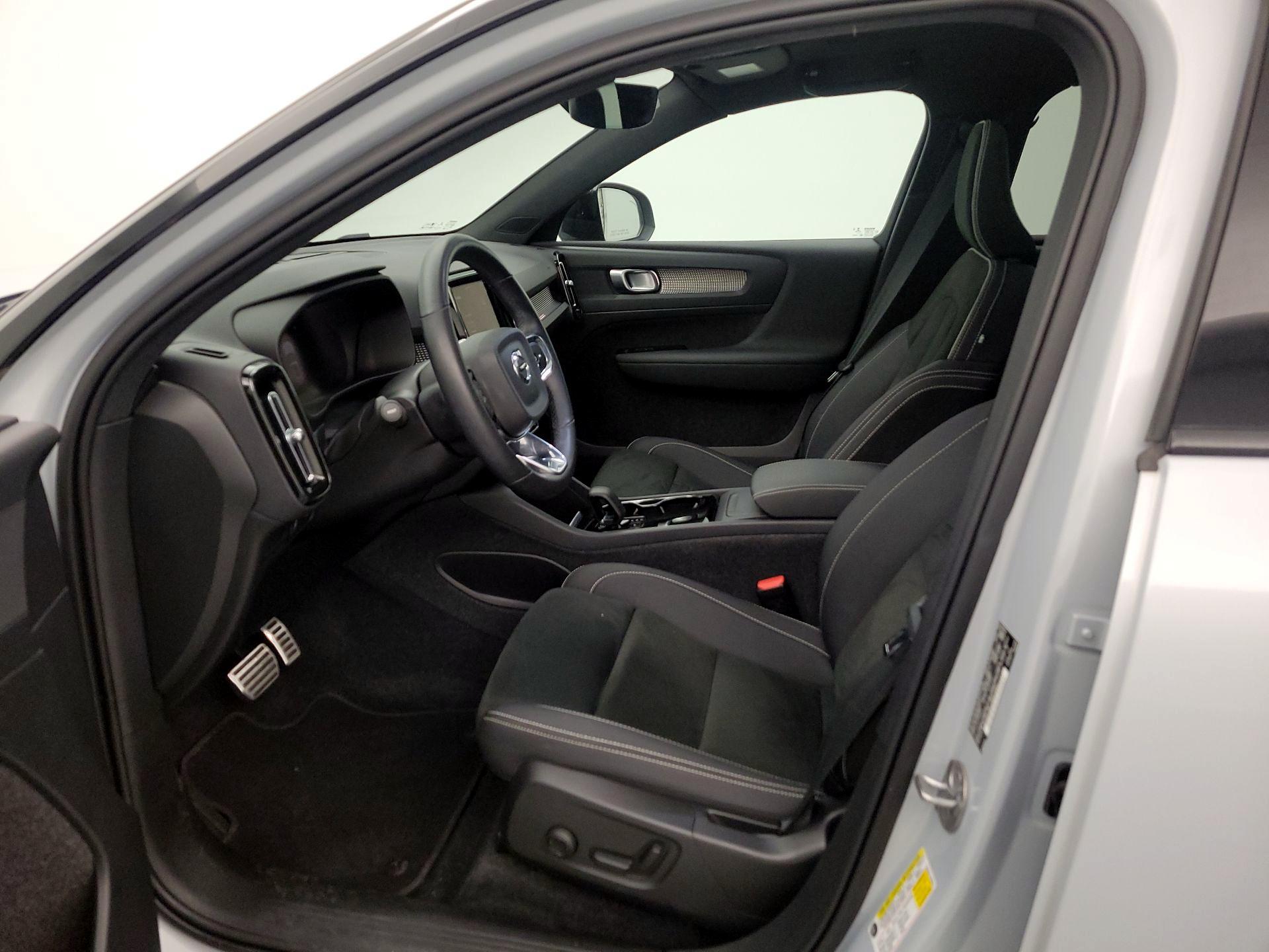 Thumbnail: 2022 Volvo XC40 - 11