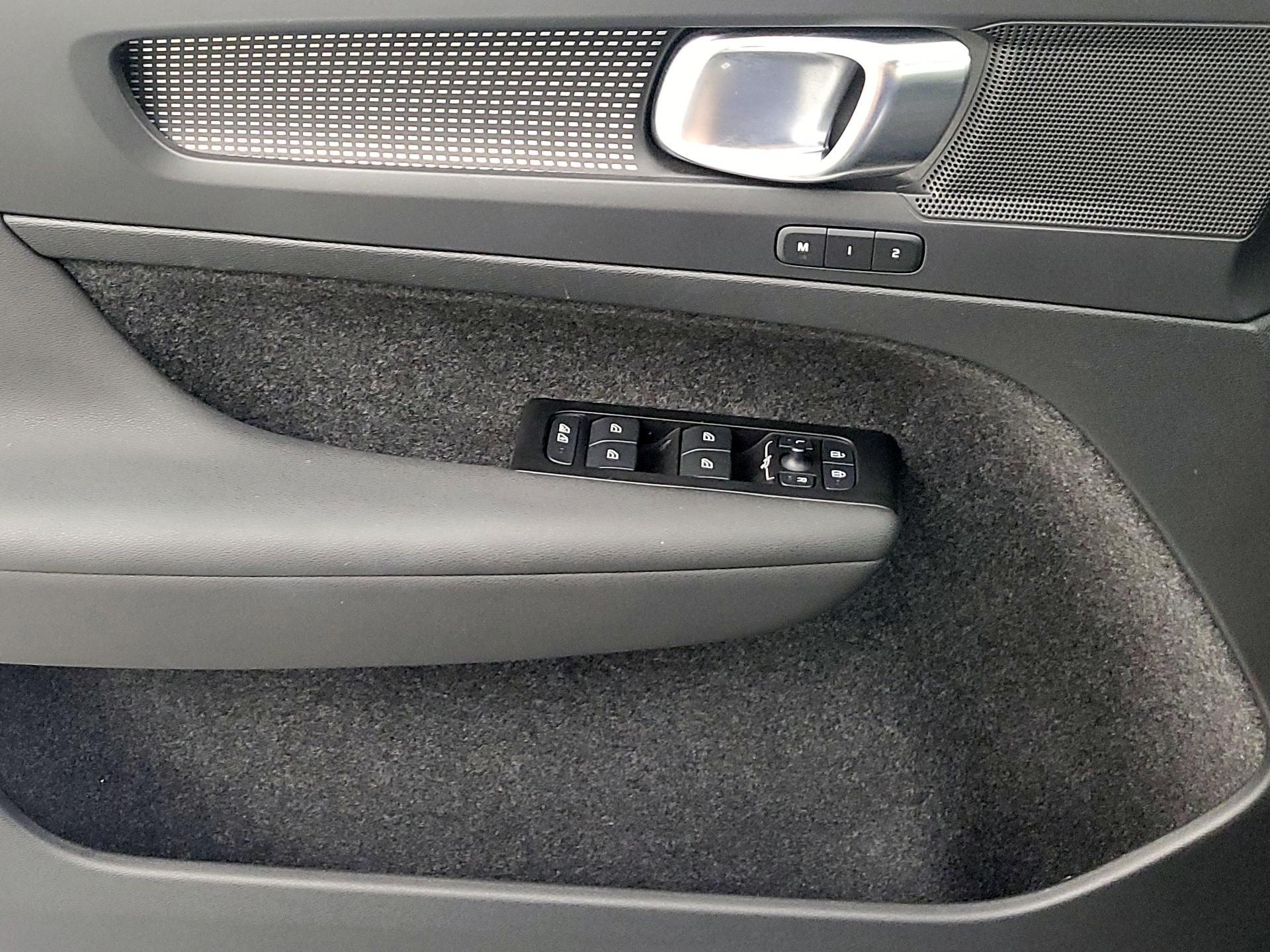 Thumbnail: 2022 Volvo XC40 - 12