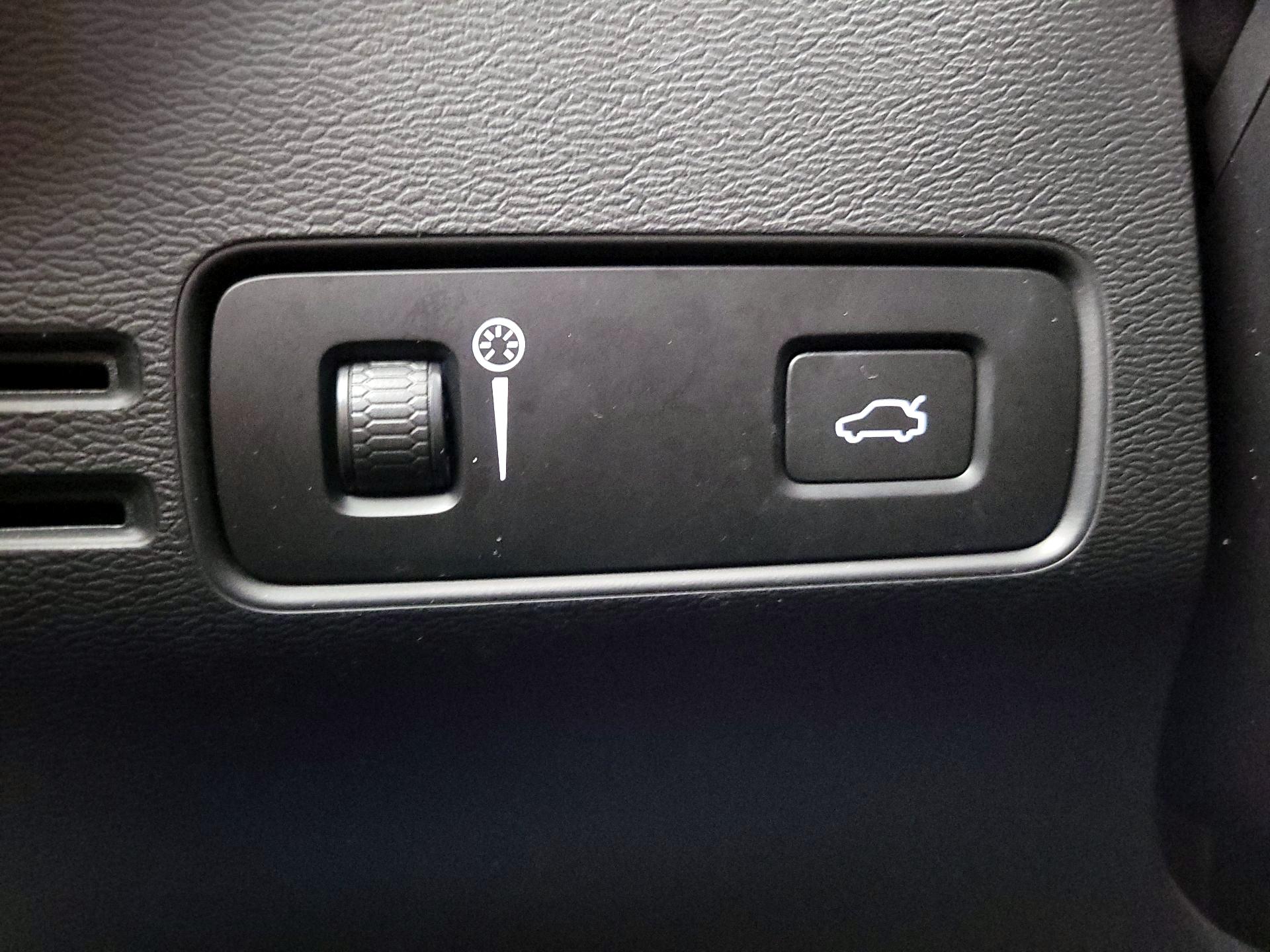 Thumbnail: 2022 Volvo XC40 - 13