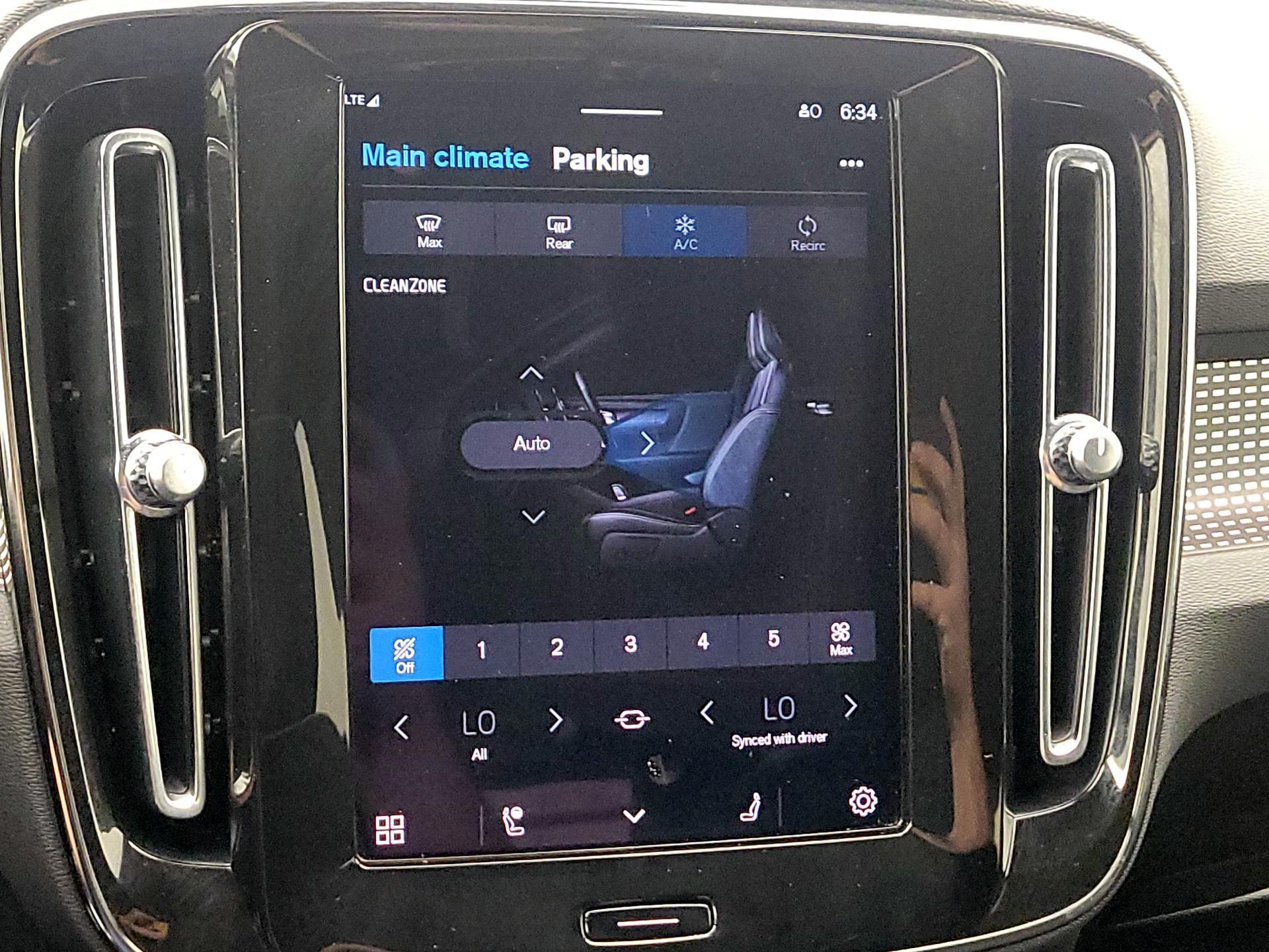 Thumbnail: 2022 Volvo XC40 - 16